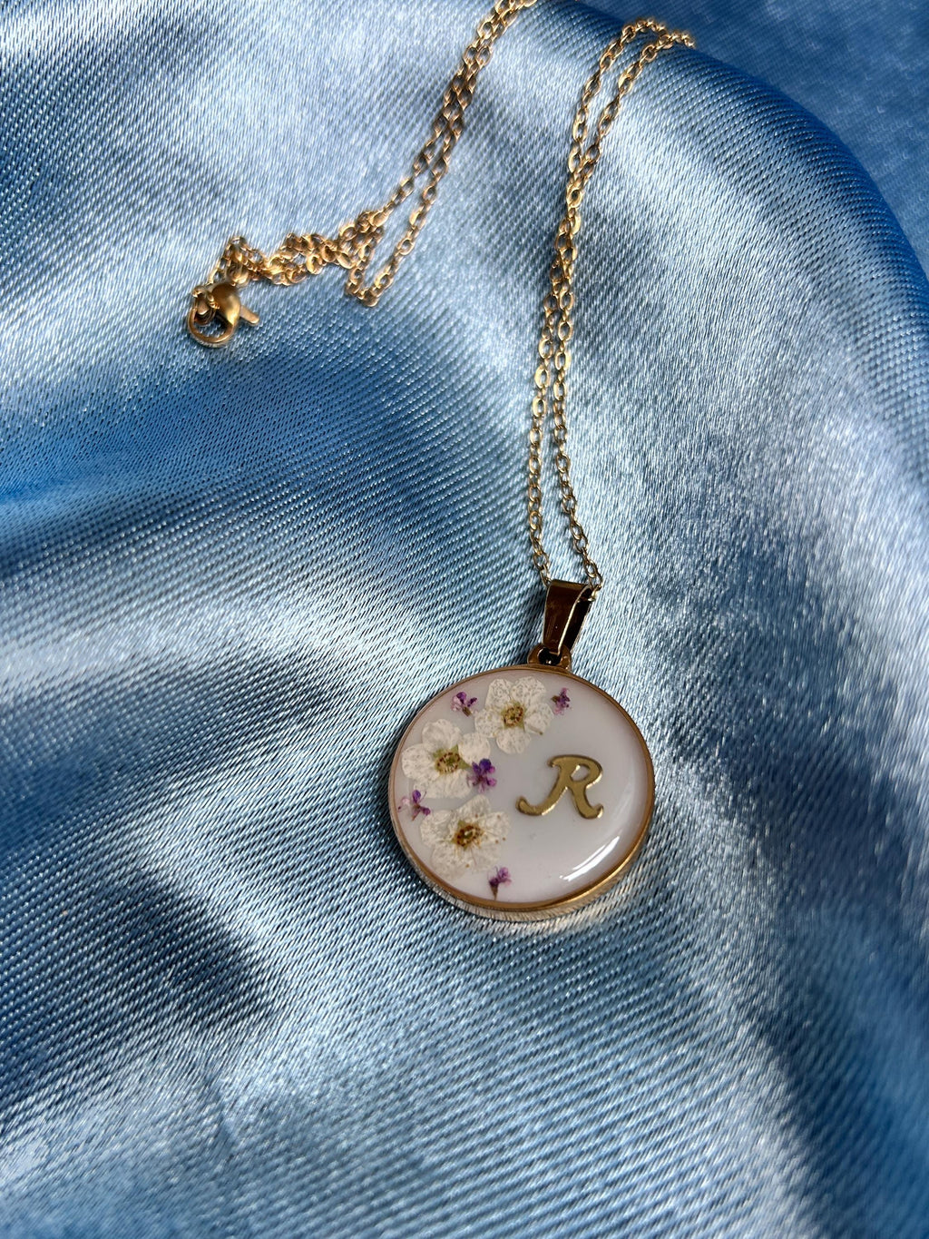 Collier avec pendentif en résine et fleurs séchées, personnalisé avec la lettre - collier personnalisé