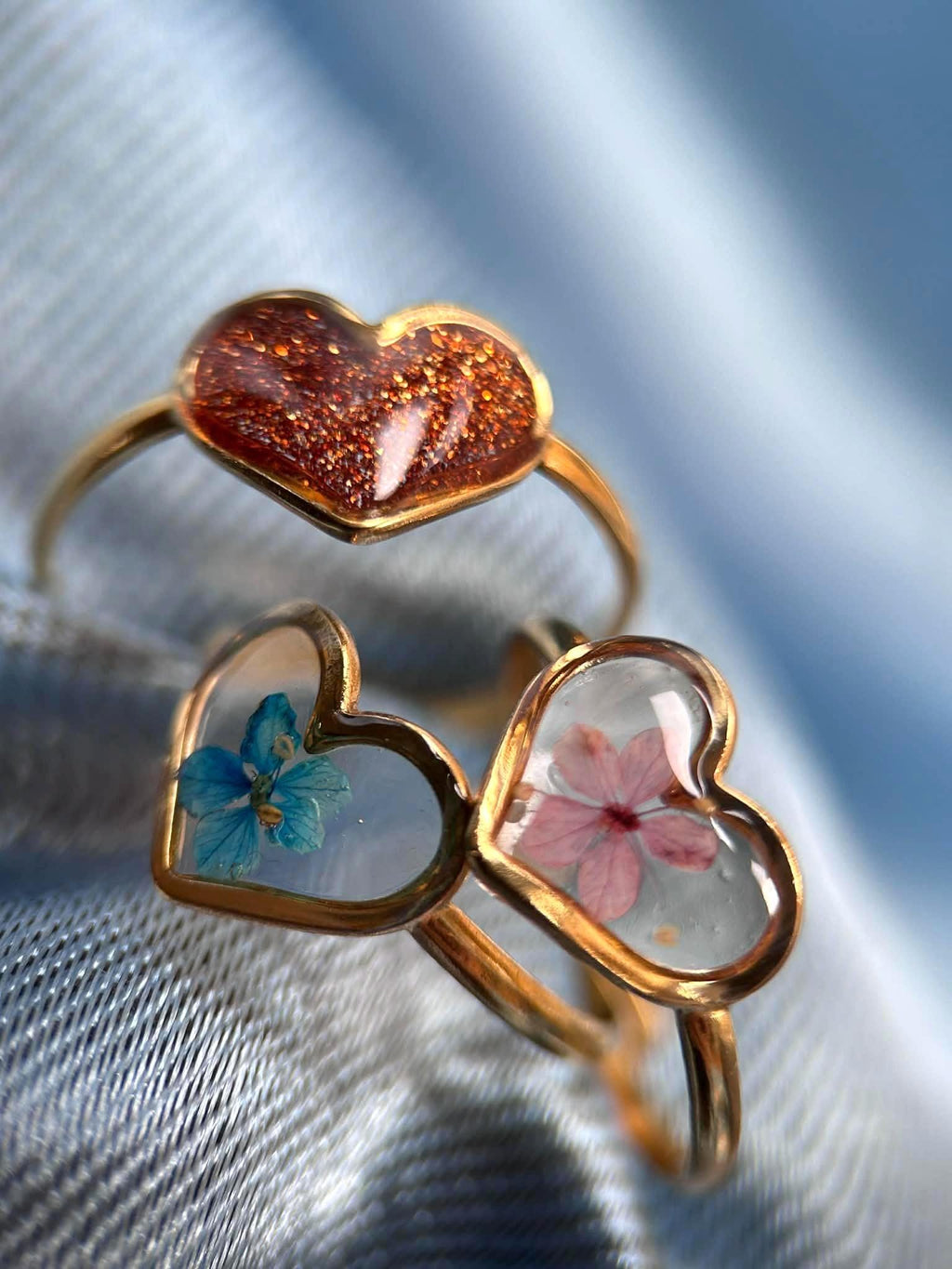 Bague ajustable en forme de cœur - fleurs séchées et paillettes