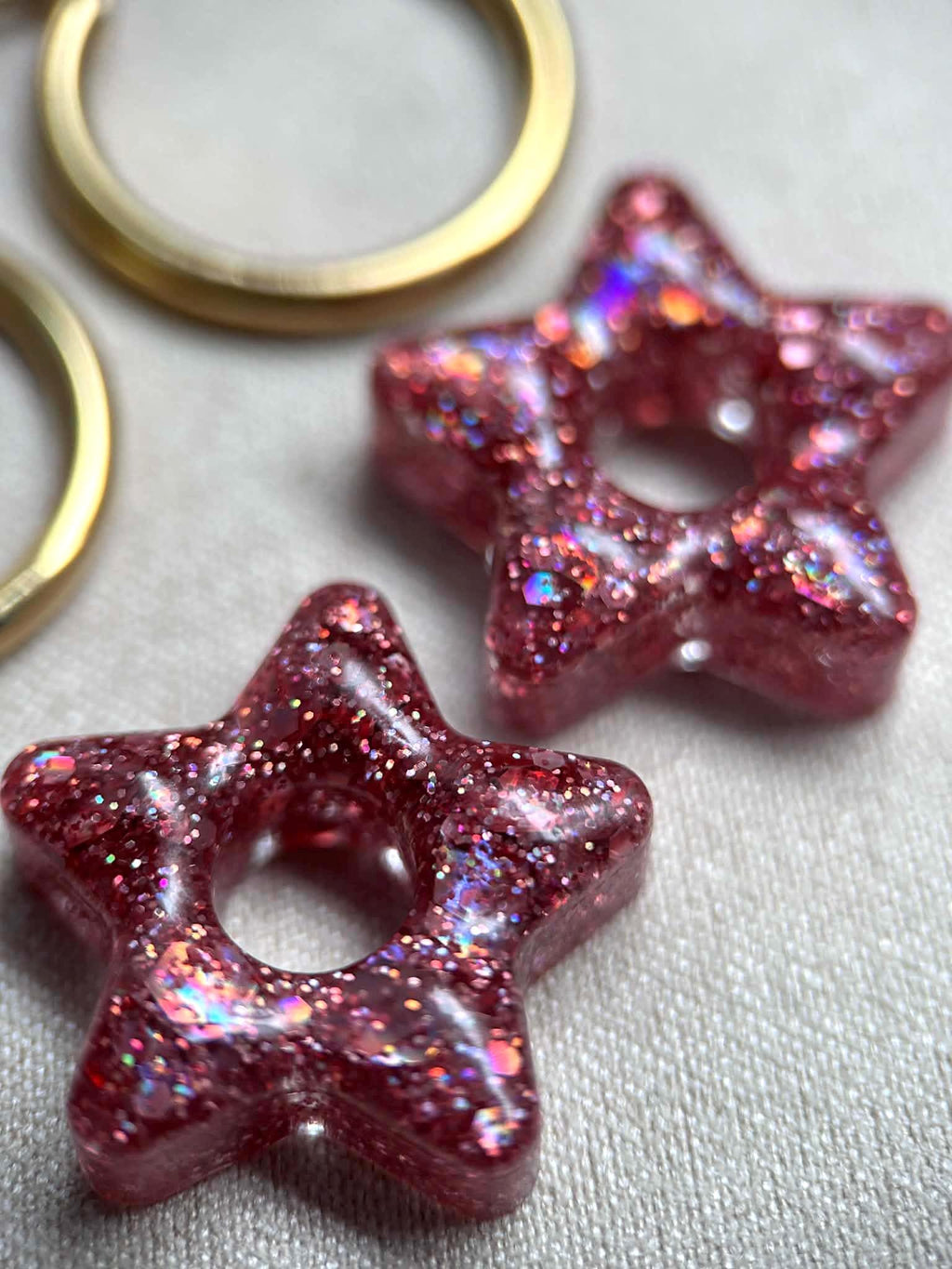 Créoles avec pampilles en résine - boucles d'oreilles - forme d'étoiles