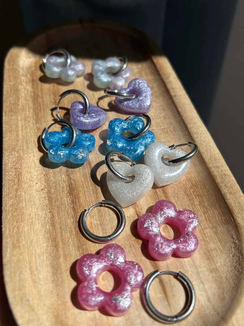 Créoles et pampilles en résine - boucles d'oreilles