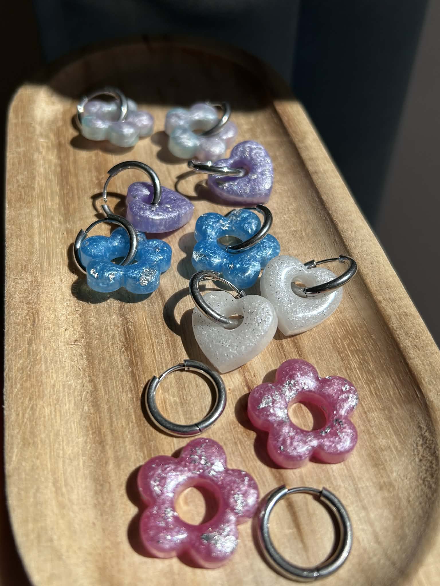 Créoles et pampilles en résine - boucles d'oreilles