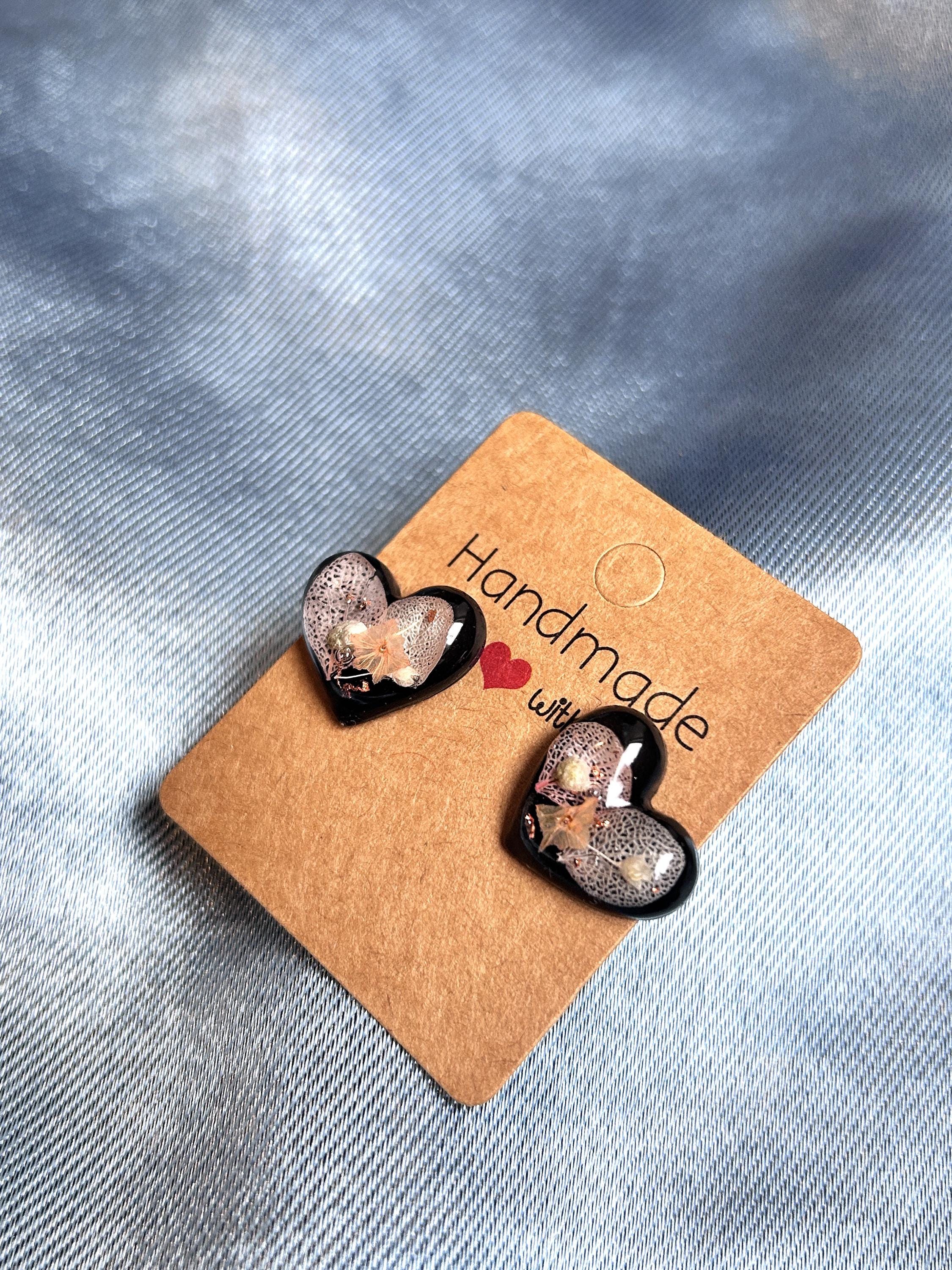 Boucles d'oreilles clous en résine - forme de cœur avec paillettes et fleurs séchées