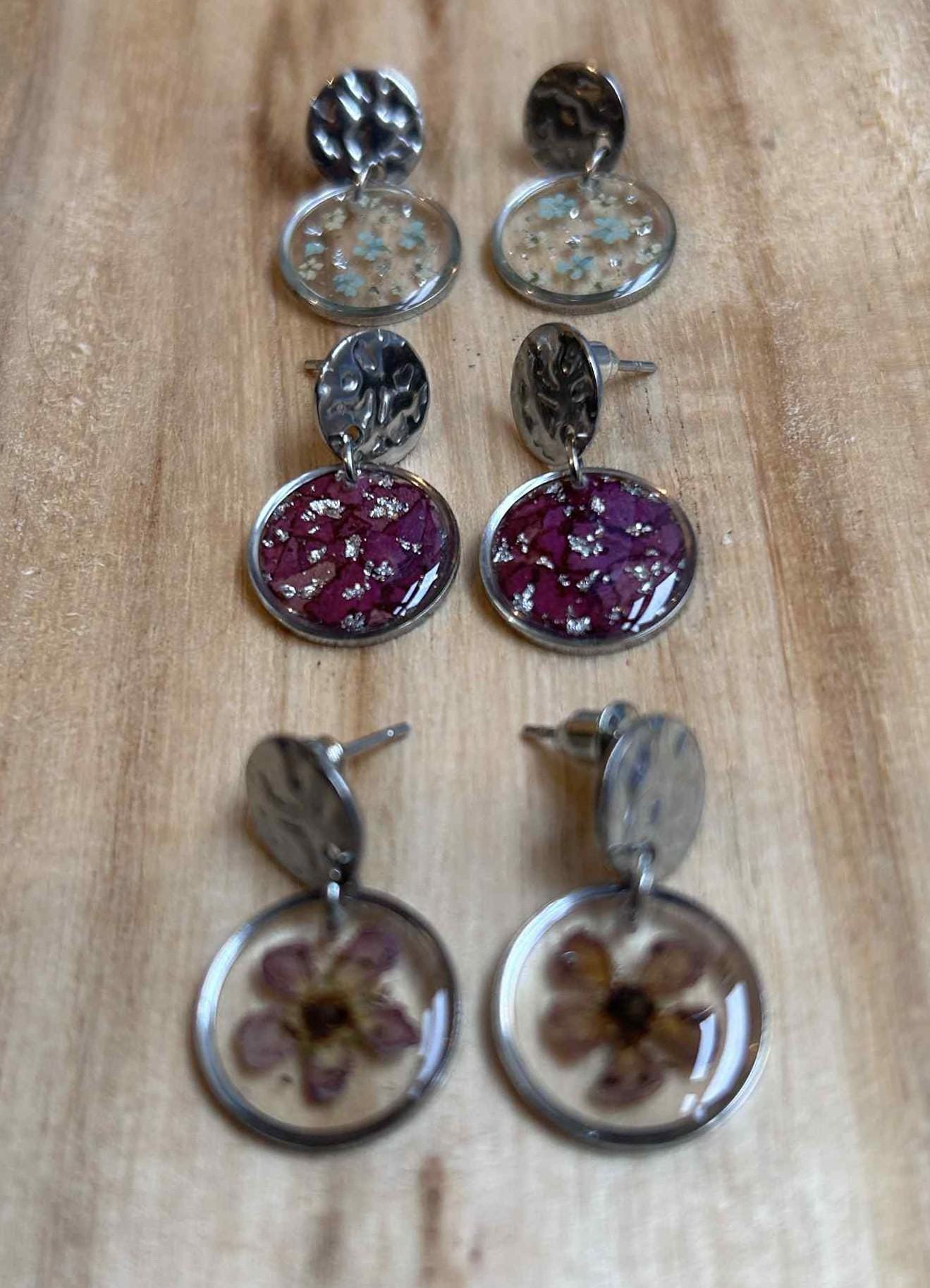 Boucles d'oreilles pendantes rondes en résine avec fleurs séchées