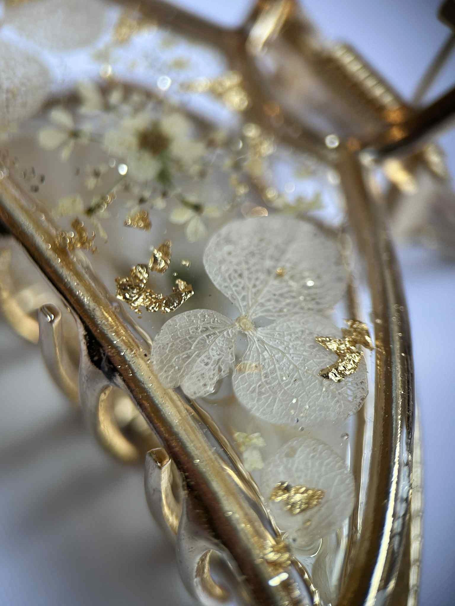 Golden hair clip with dried flowers
