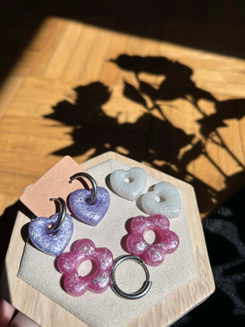 Créoles et pampilles en résine - boucles d'oreilles