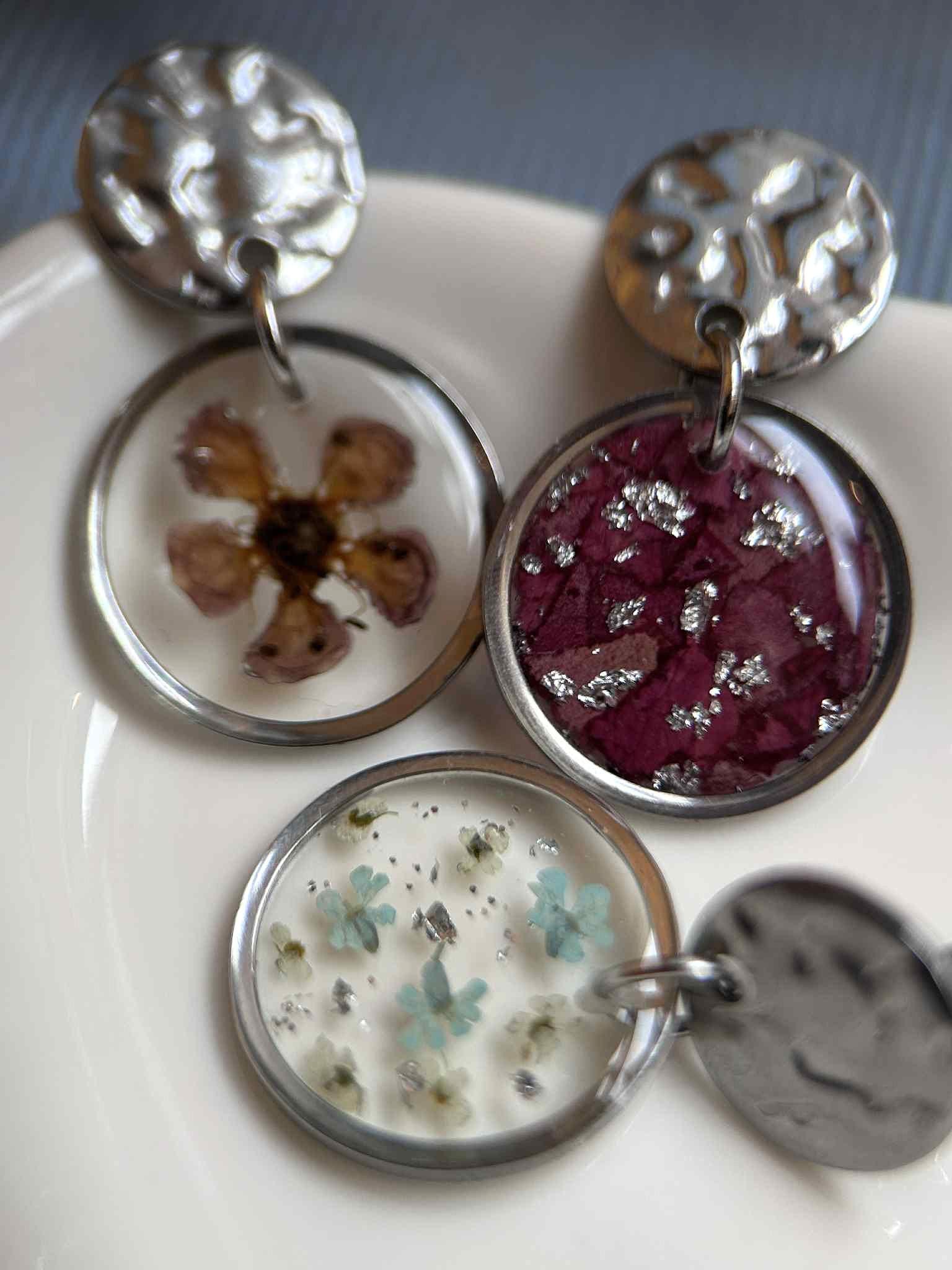 Boucles d'oreilles pendantes rondes en résine avec fleurs séchées