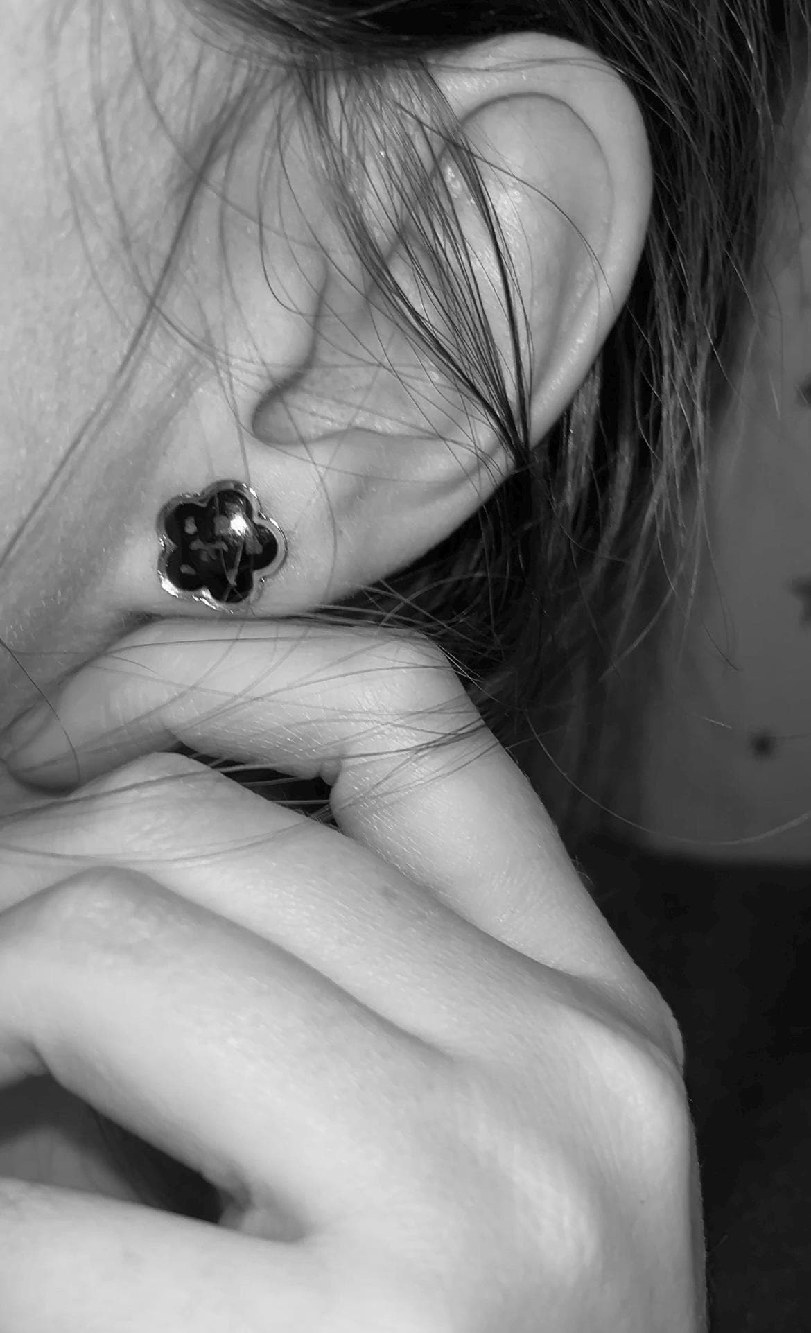 Boucles d'oreilles en résine dorée avec petites fleurs séchées