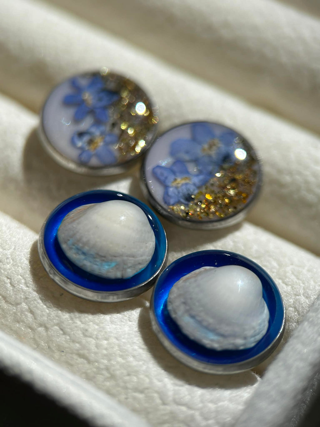 Clous d'oreilles rondes avec fleurs séchées et coquillages