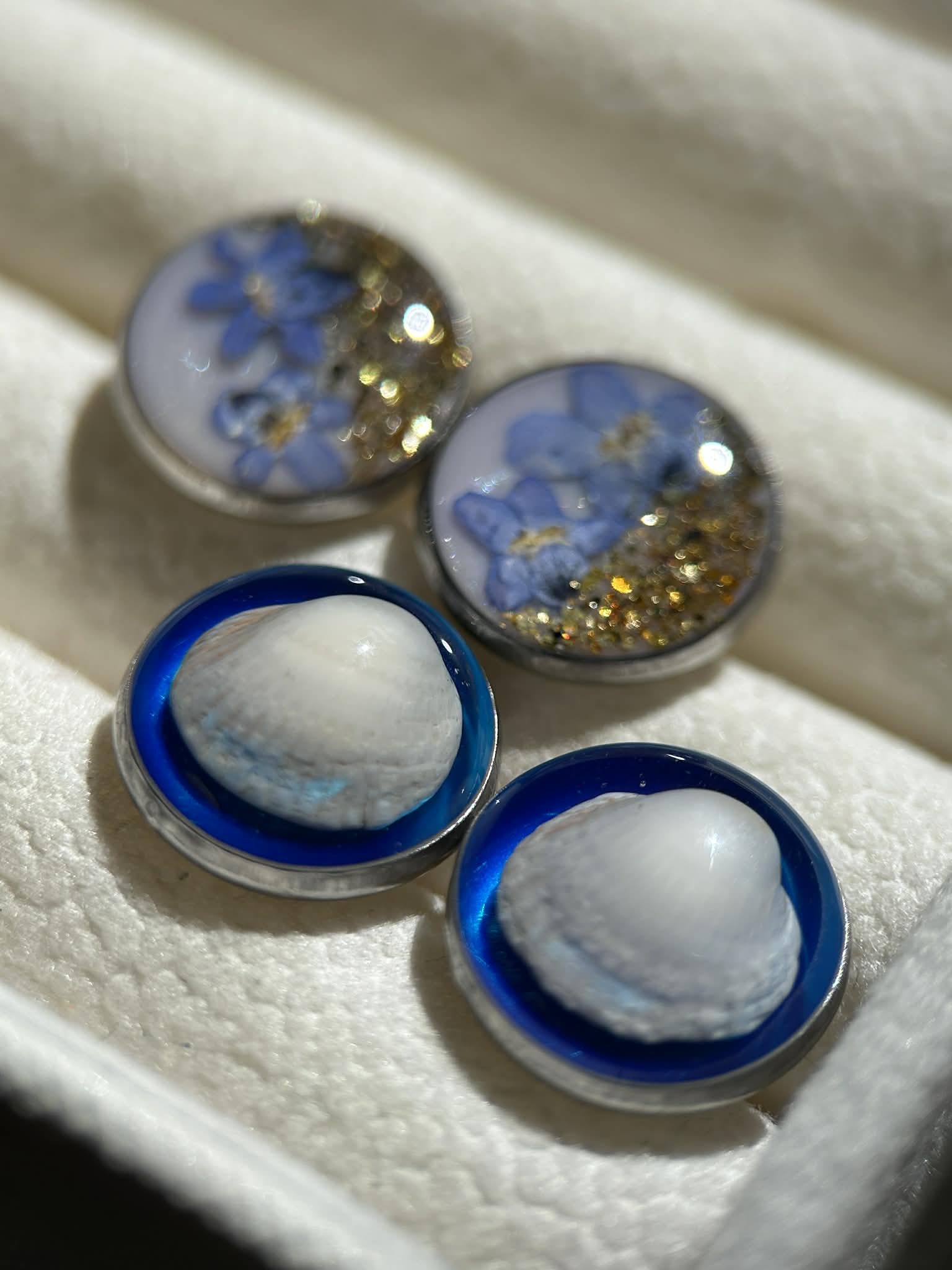 Clous d'oreilles rondes avec fleurs séchées et coquillages