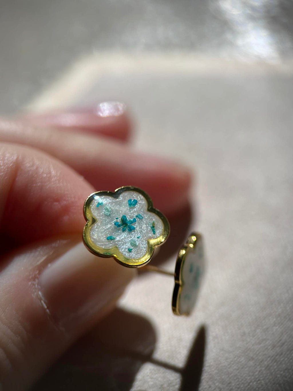 Boucles d'oreilles en résine dorée avec petites fleurs séchées