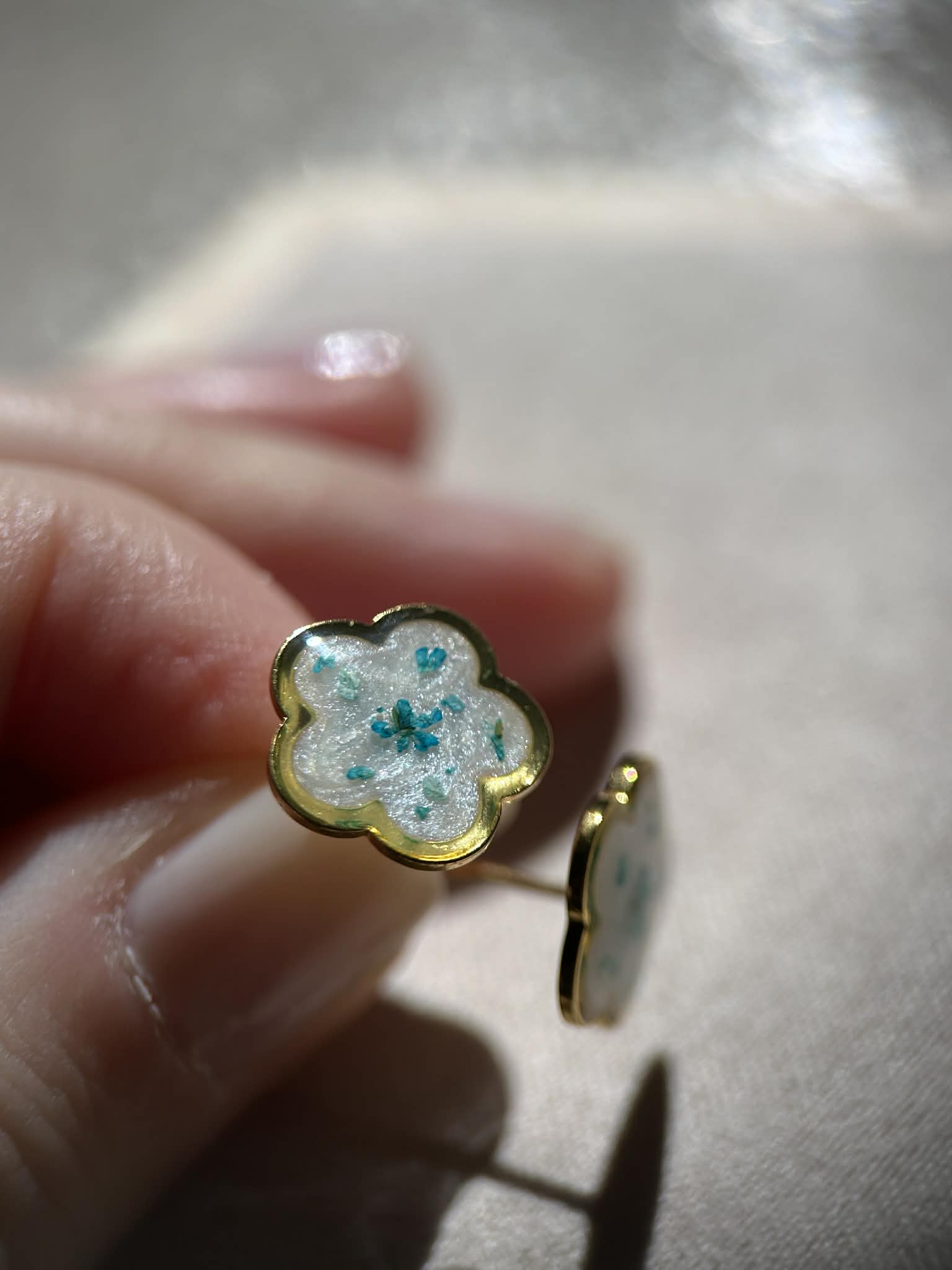 Boucles d'oreilles en résine dorée avec petites fleurs séchées