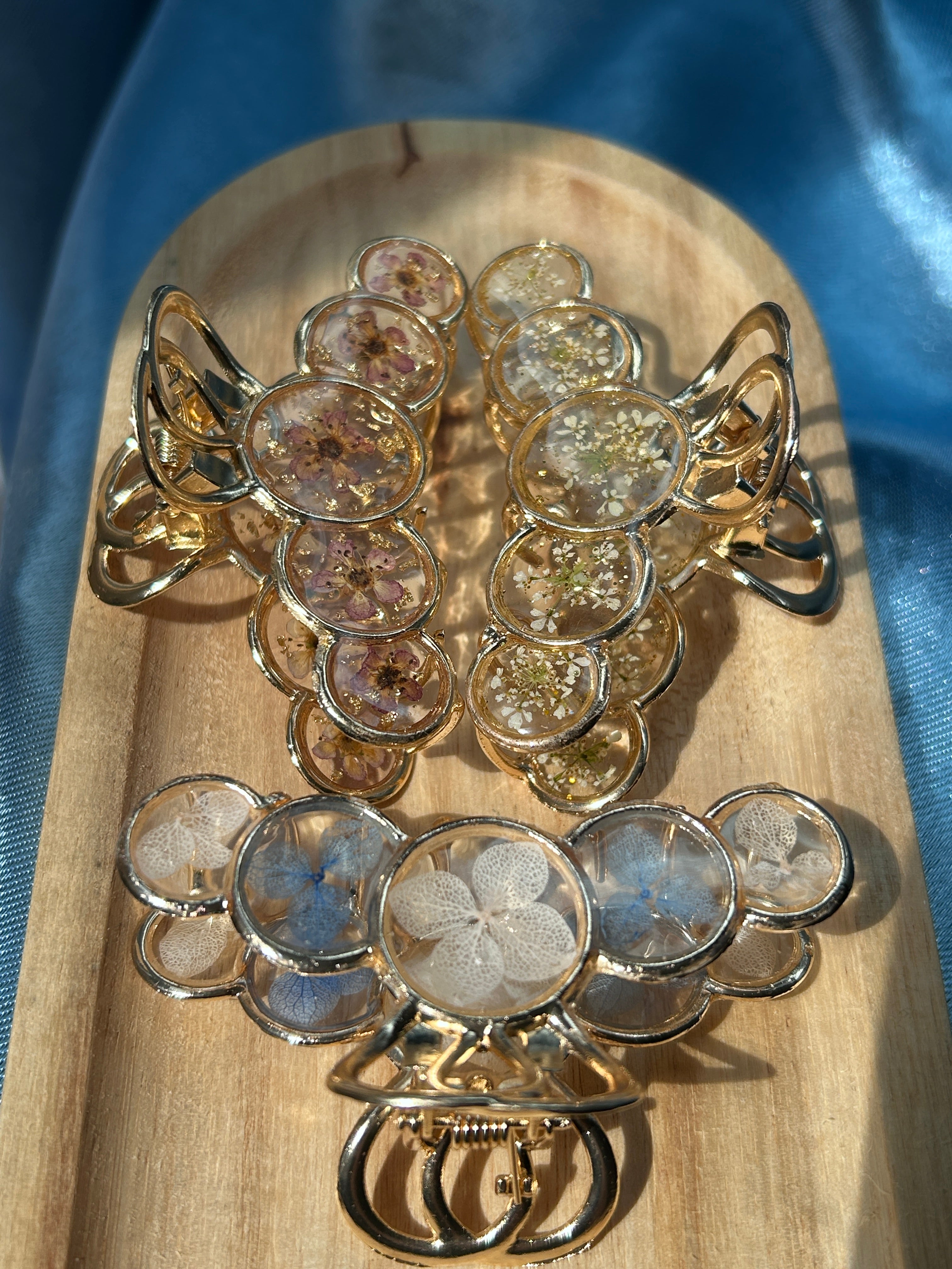 Pince à cheveux doré avec fleurs séchées