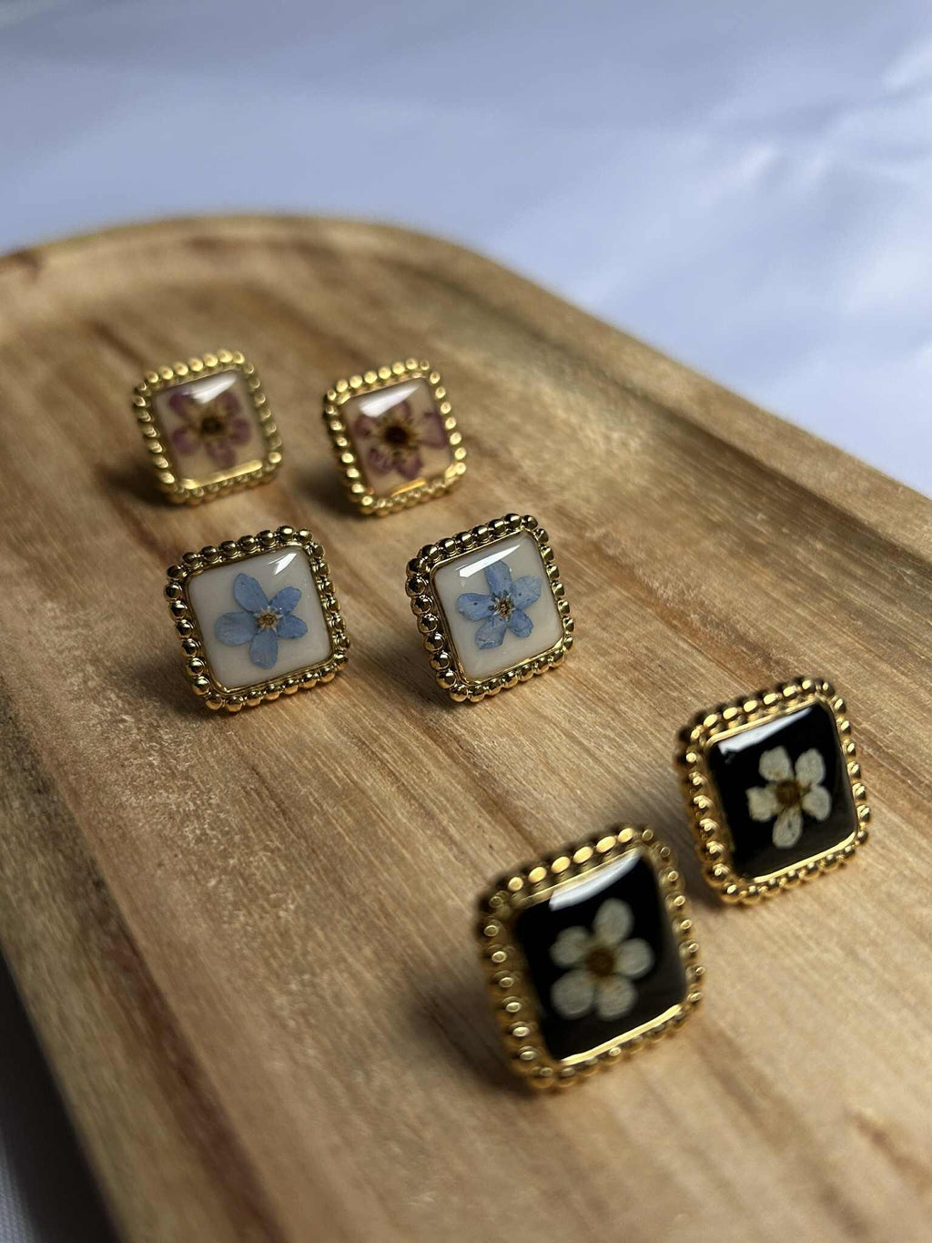 Clous d'oreilles carré avec fleurs séchées - puces d'oreilles