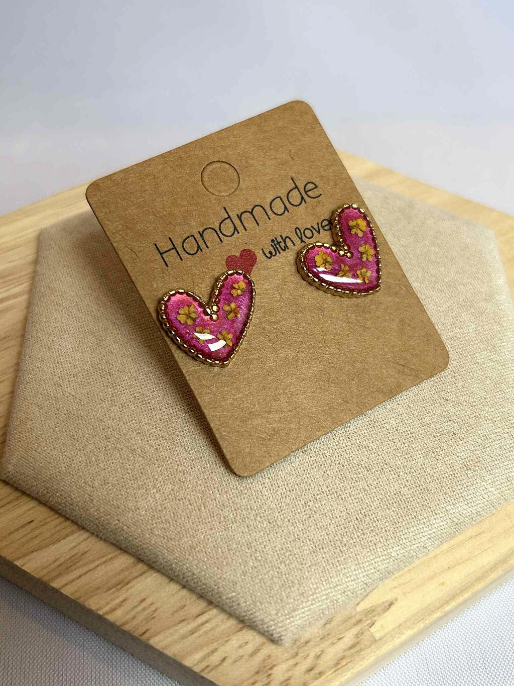 Clous d'oreilles cœur avec petites fleurs séchées - puces d'oreilles