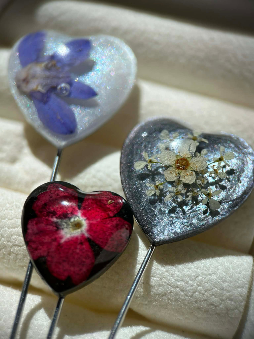 Broche-épingle avec fleurs naturelles séchées - épinglette élégante