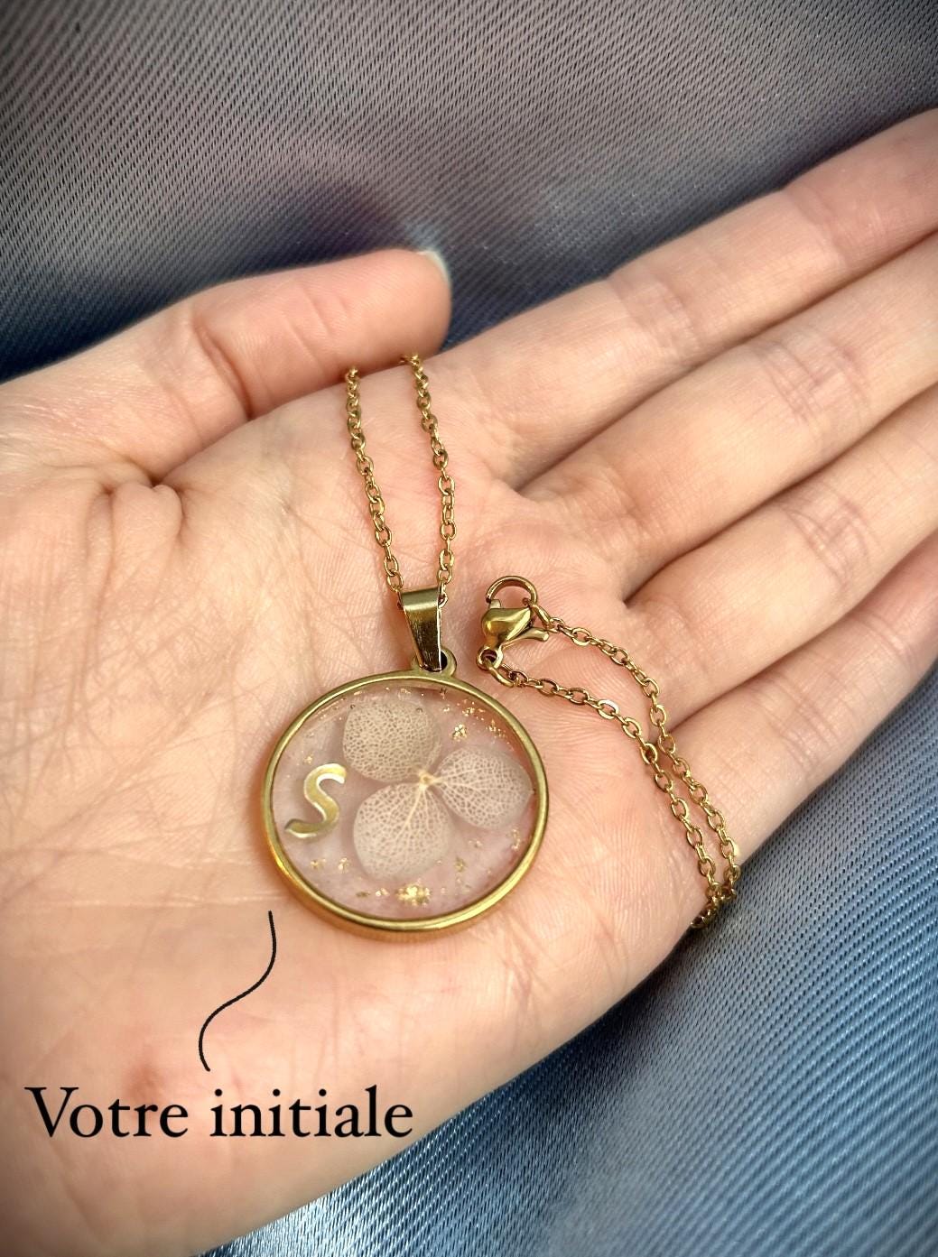 Collier avec pendentif en résine et fleurs séchées, personnalisé avec la lettre - collier personnalisé