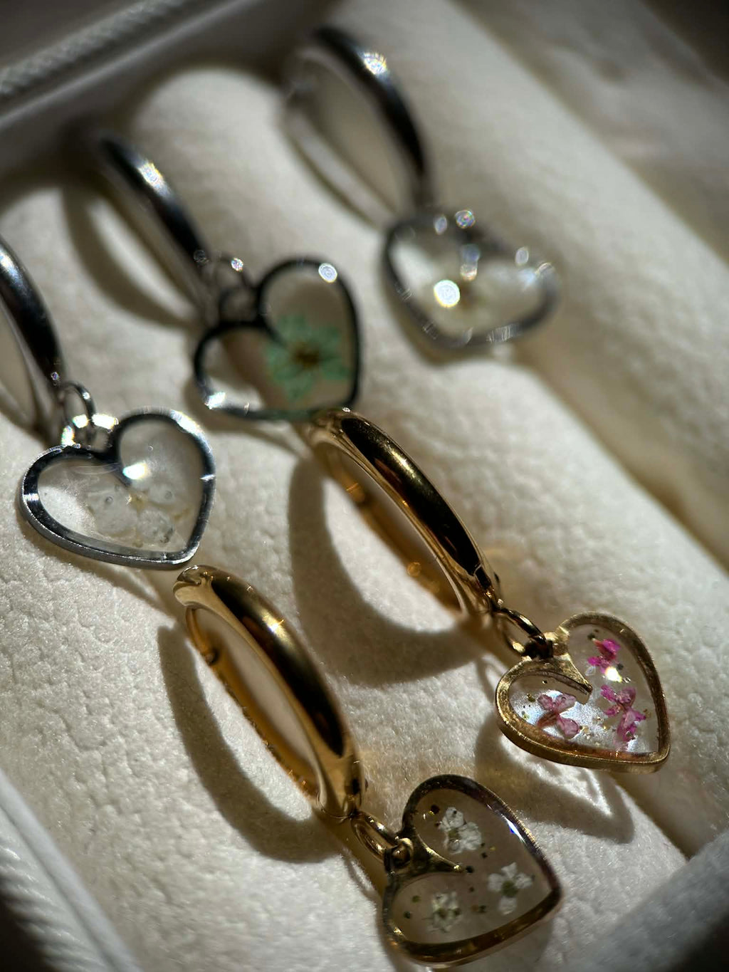 Boucles d'oreilles pendantes cœur avec petites fleurs séchées