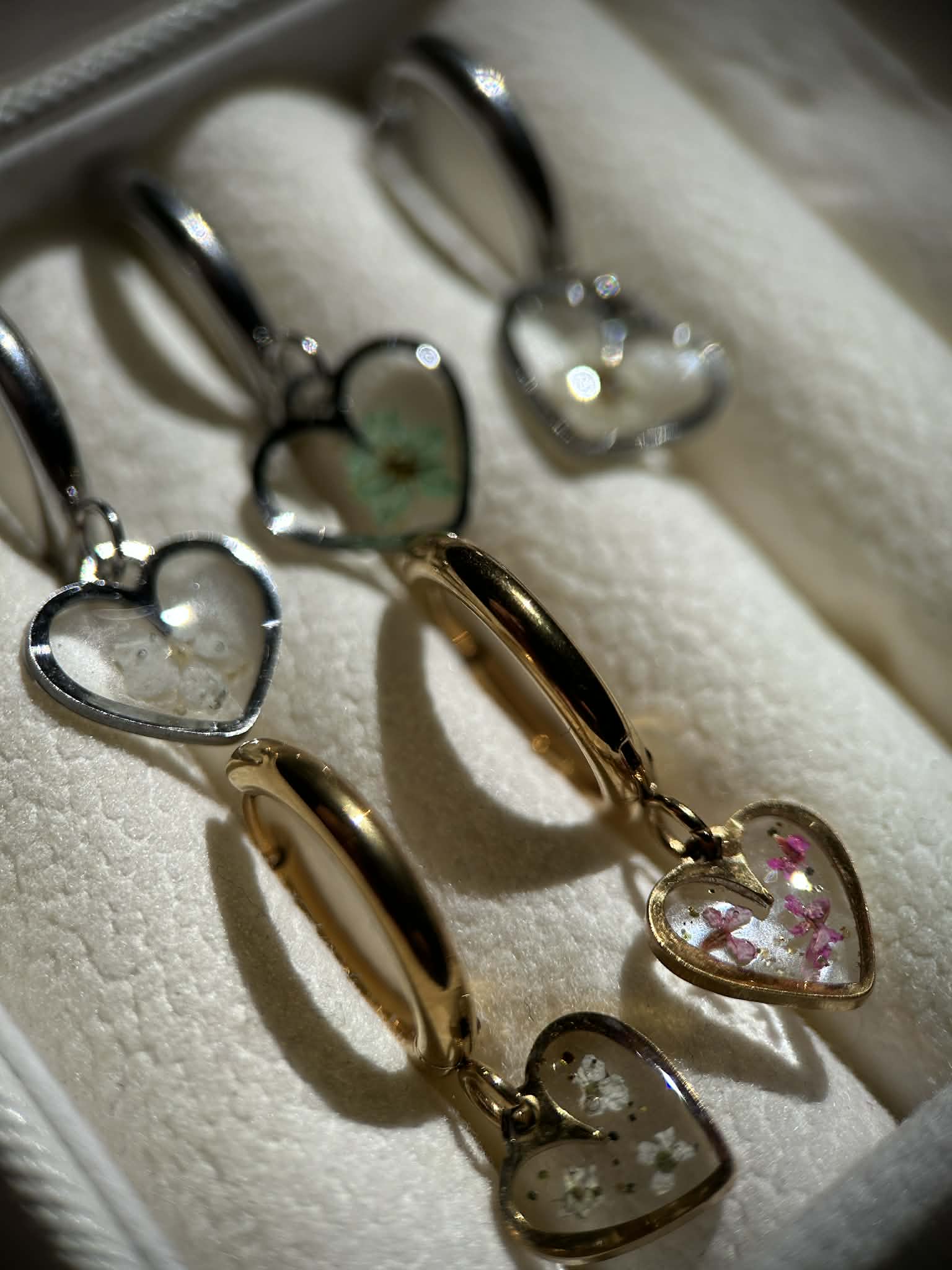 Boucles d'oreilles pendantes cœur avec petites fleurs séchées