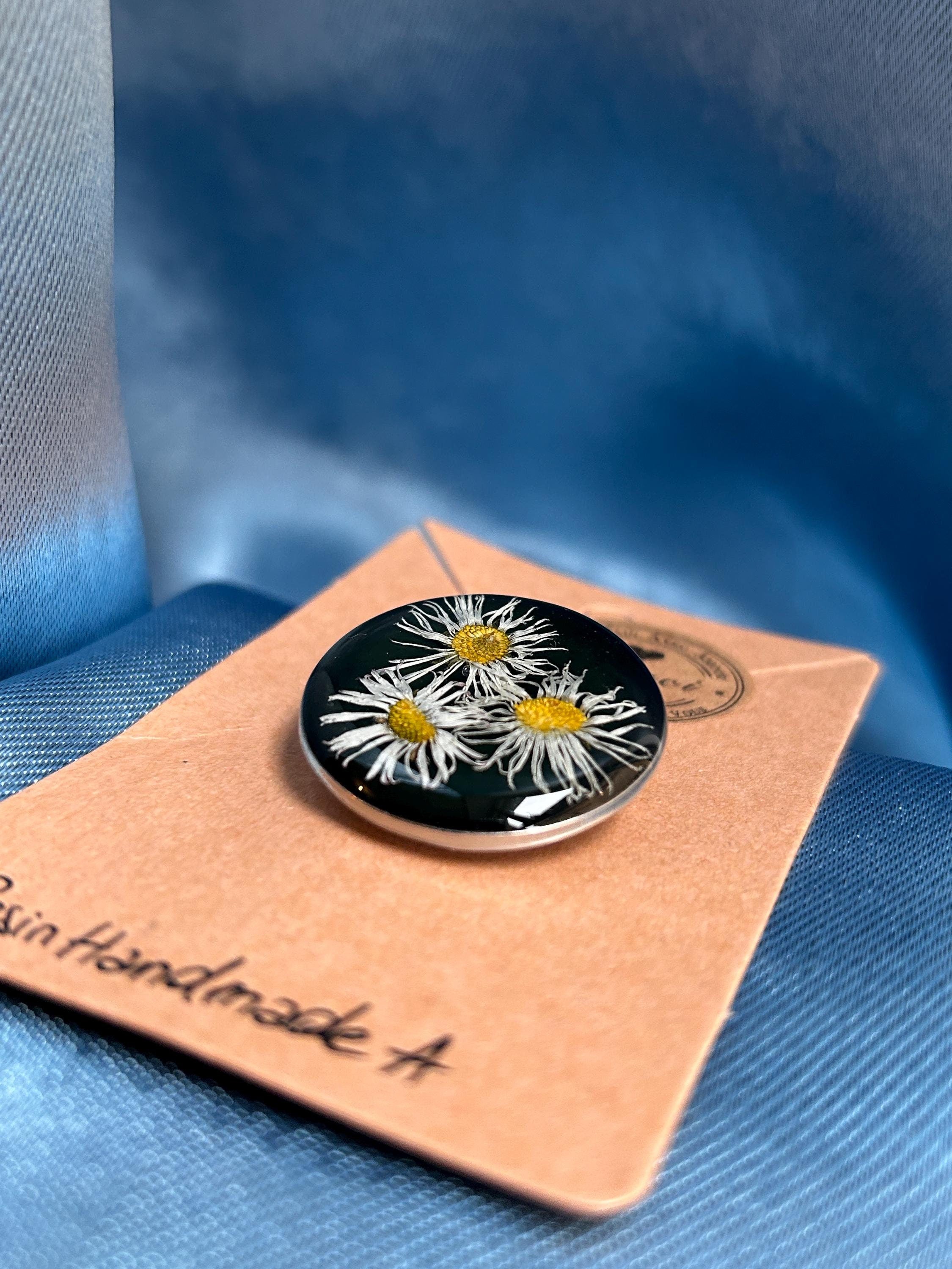 Broche ronde en résine avec fleurs séchées