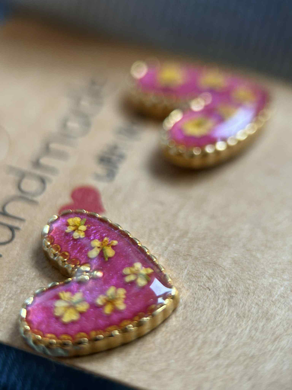 Clous d'oreilles cœur avec petites fleurs séchées - puces d'oreilles