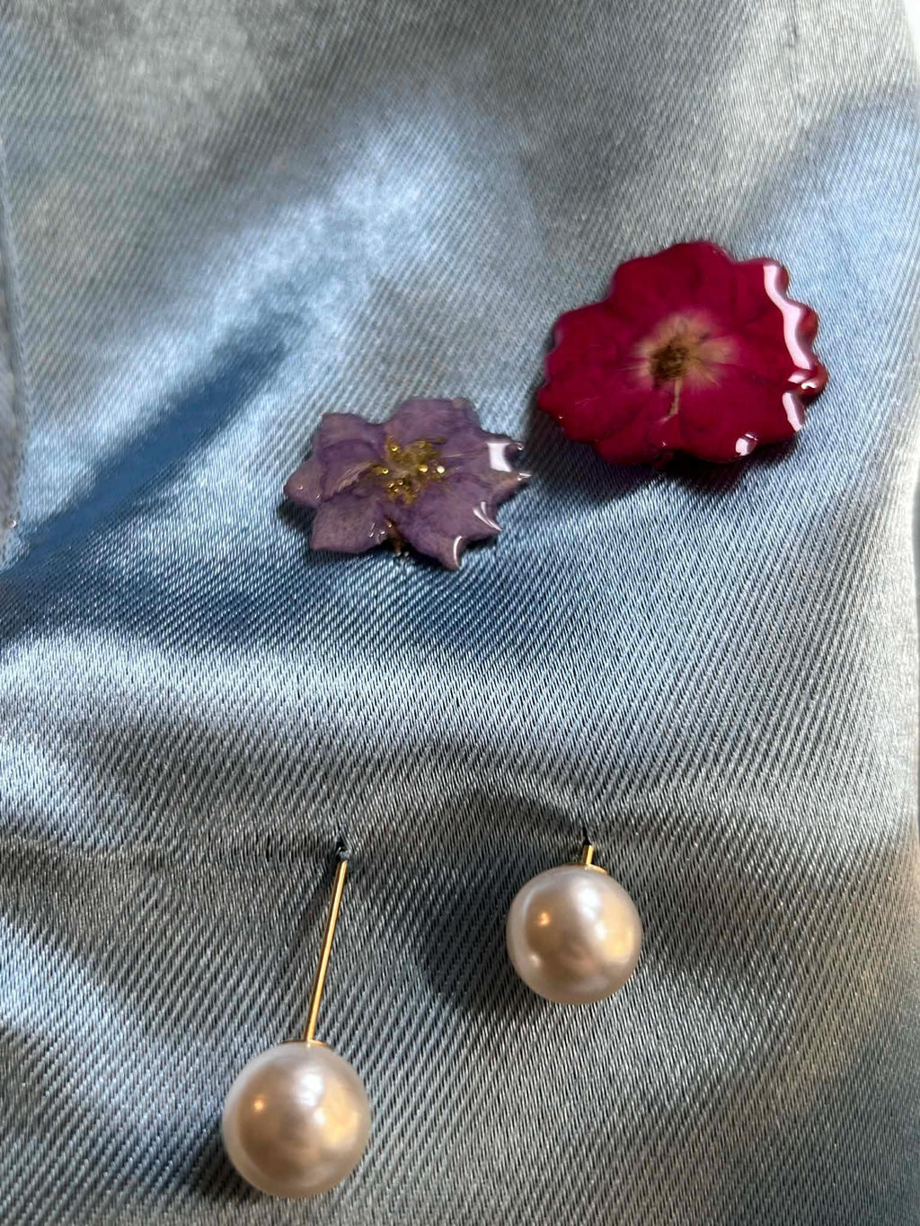 Broche-épingle doré avec fleur naturelle séchée