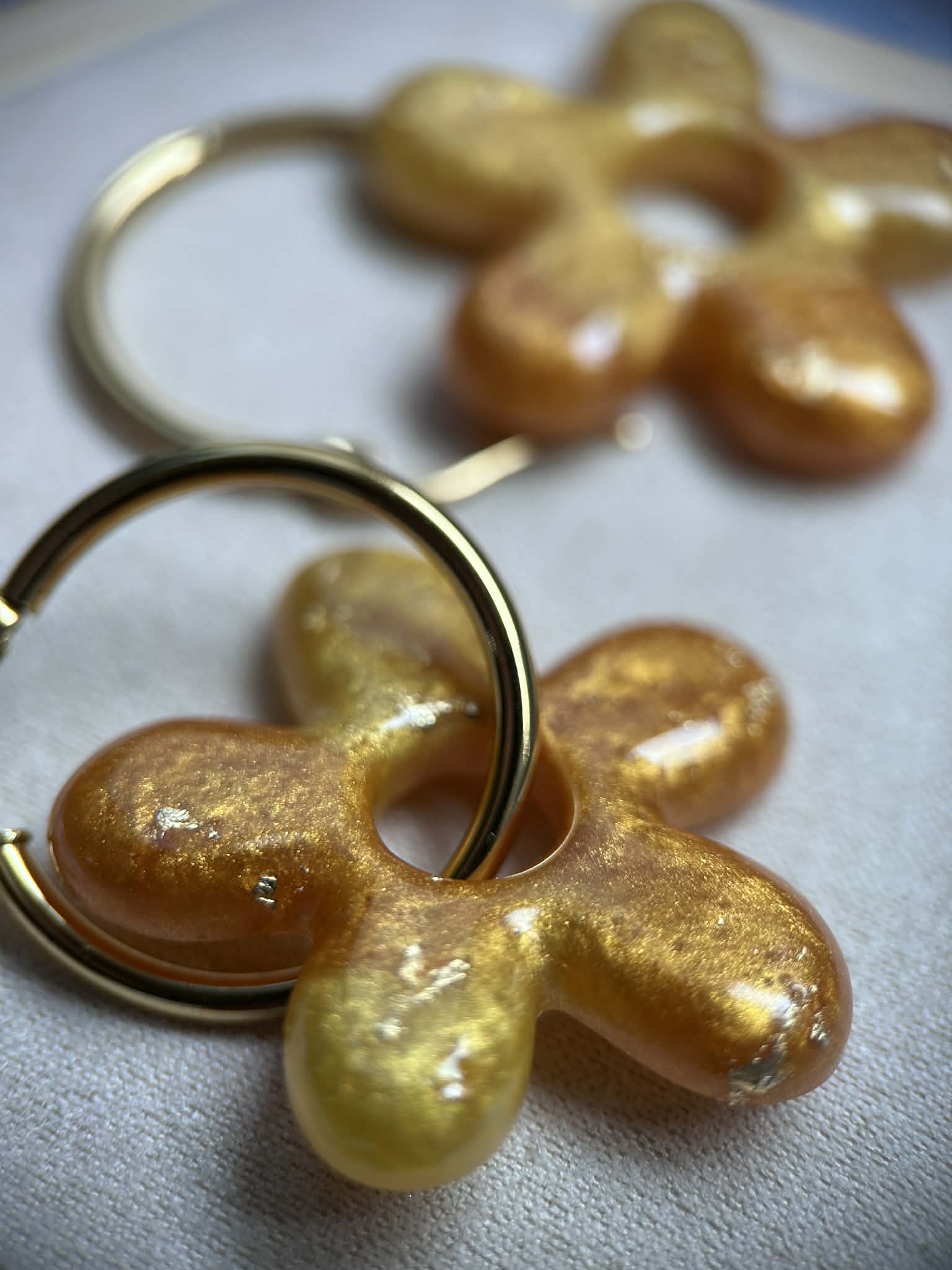Boucles d'oreilles créoles et pampilles grandes fleurs