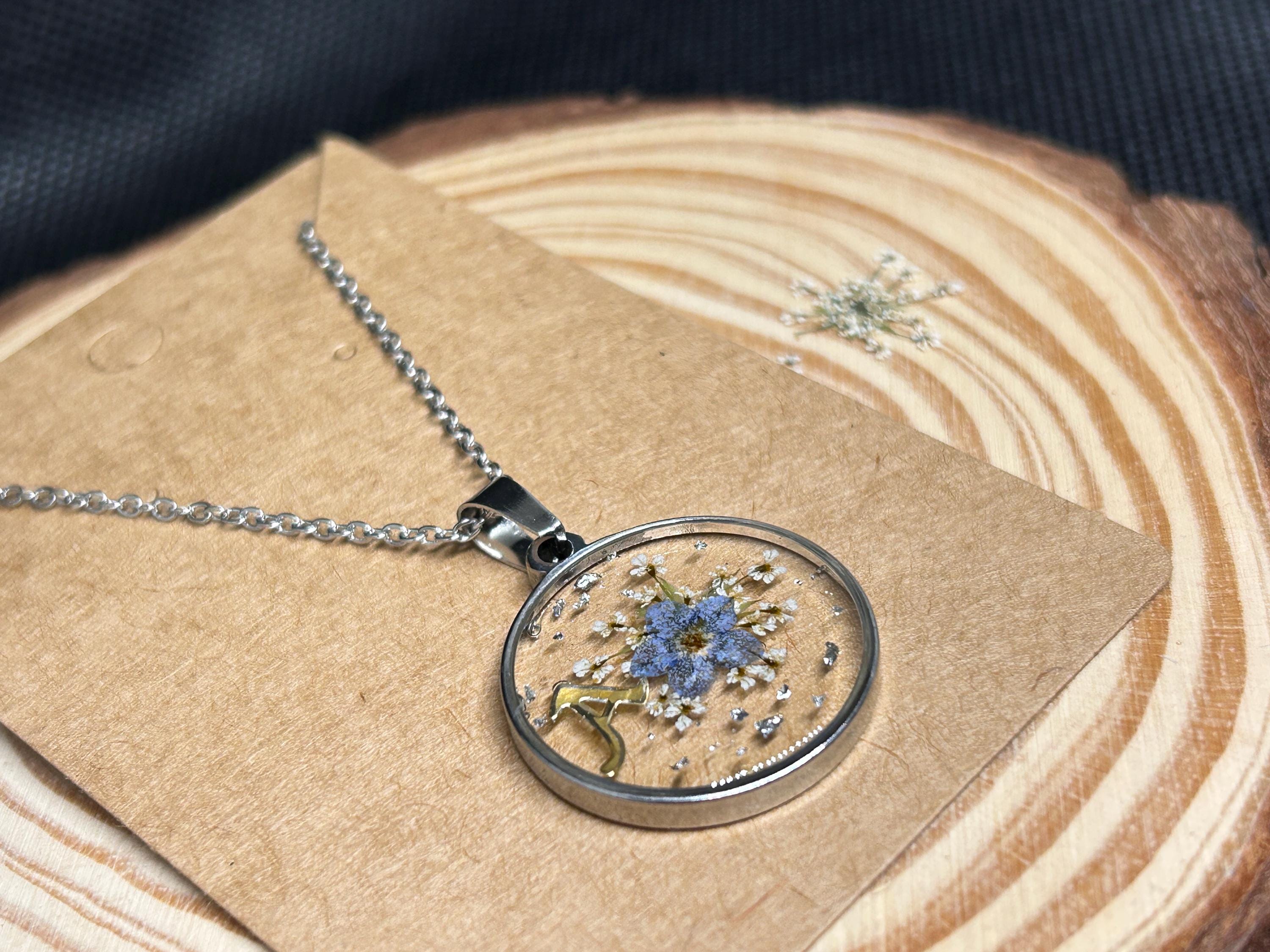 Collier avec pendentif en résine et fleurs séchées, personnalisé avec la lettre - collier personnalisé