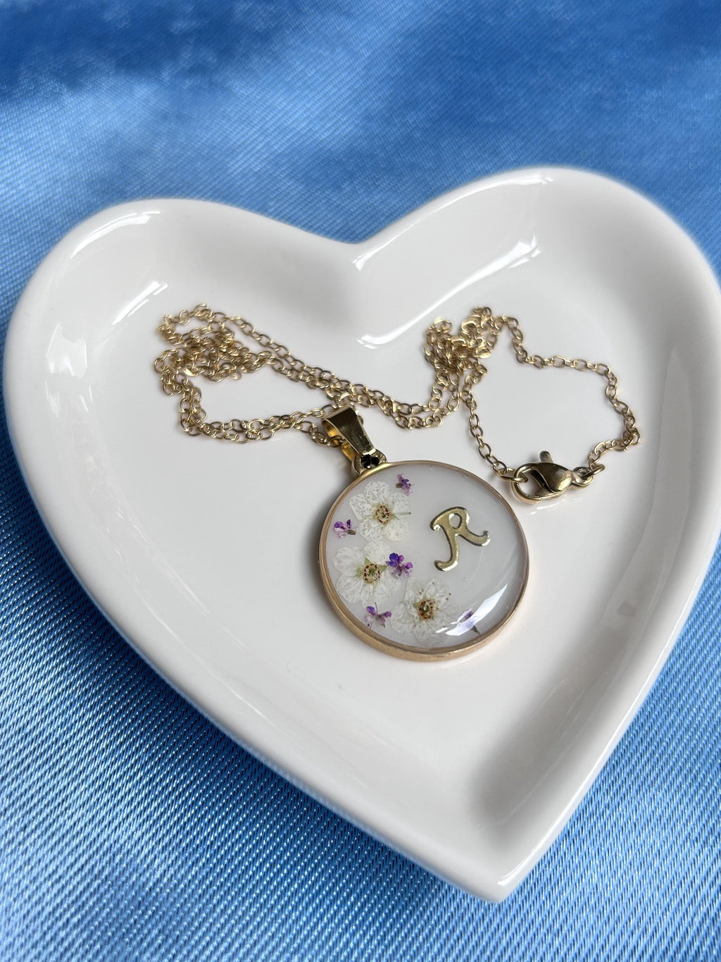 Collier avec pendentif en résine et fleurs séchées, personnalisé avec la lettre - collier personnalisé