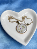 Collier avec pendentif en résine et fleurs séchées, personnalisé avec la lettre - collier personnalisé