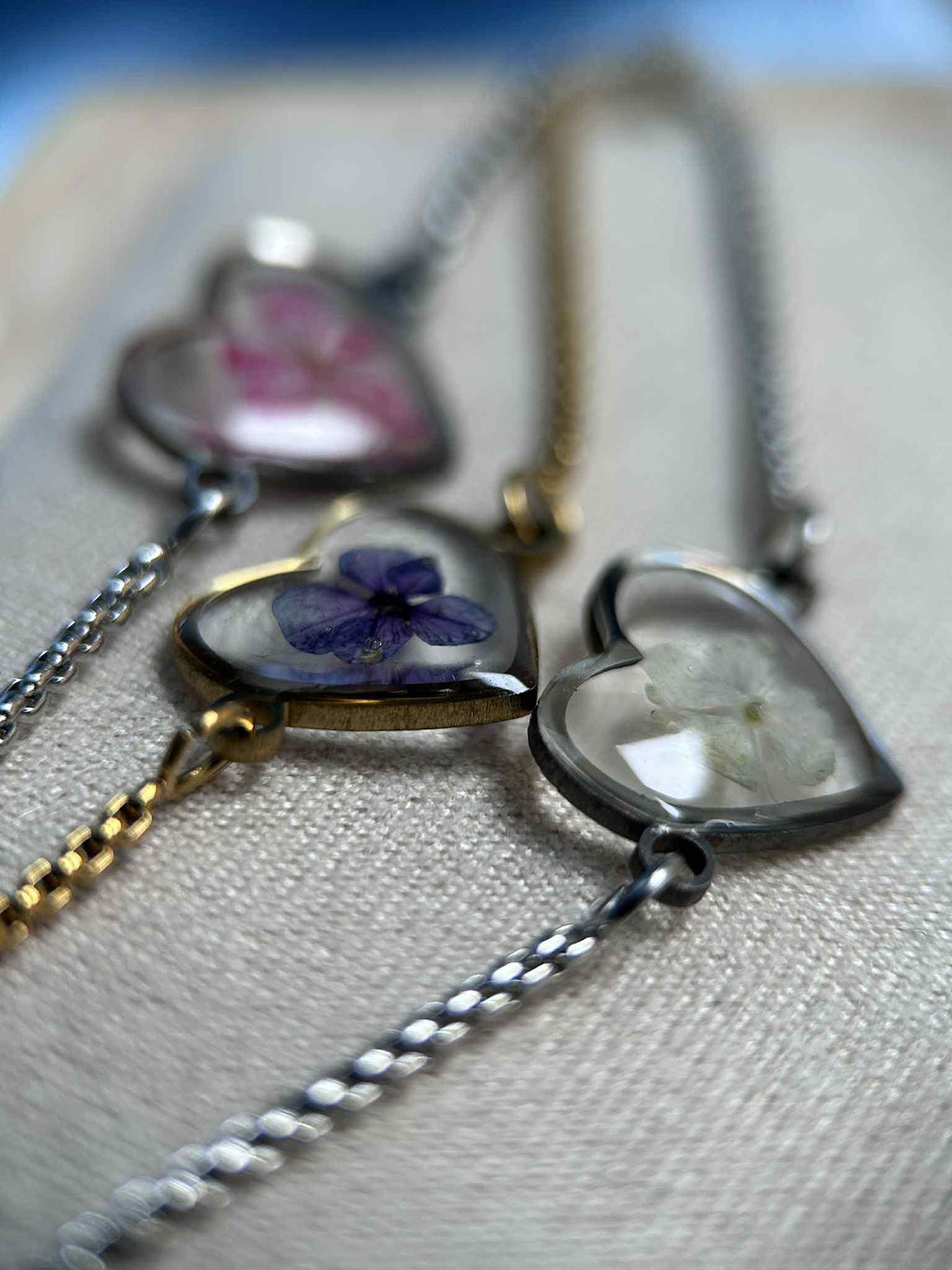 Bracelet ajustable avec pendentif coeur - fleurs sechées et résine
