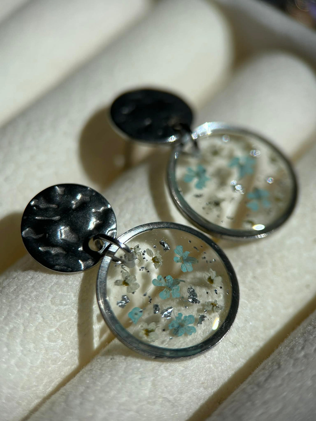 Boucles d'oreilles pendantes rondes en résine avec fleurs séchées