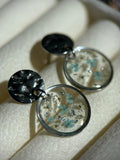 Boucles d'oreilles pendantes rondes en résine avec fleurs séchées