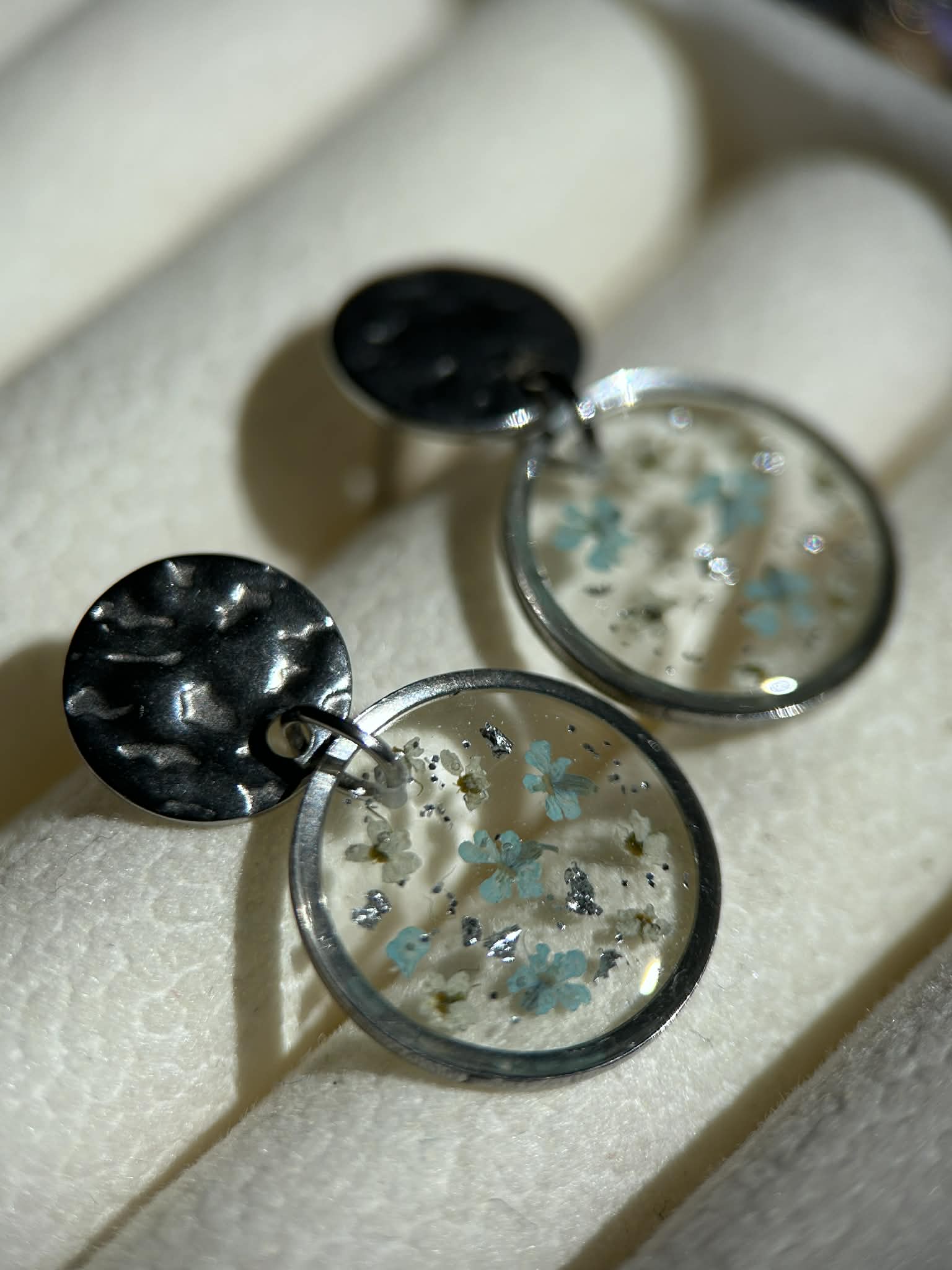Boucles d'oreilles pendantes rondes en résine avec fleurs séchées