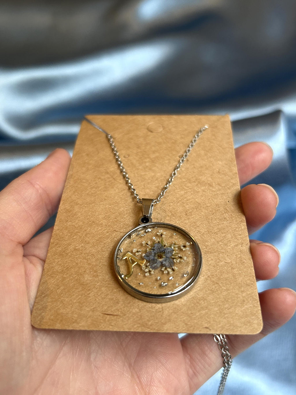 Collier avec pendentif en résine et fleurs séchées, personnalisé avec la lettre - collier personnalisé
