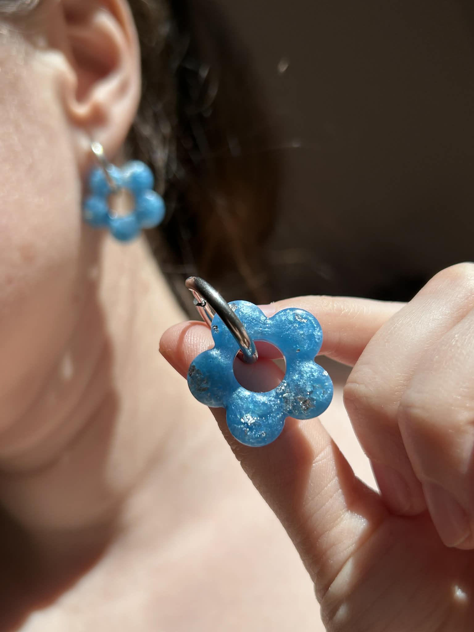 Créoles et pampilles en résine - boucles d'oreilles