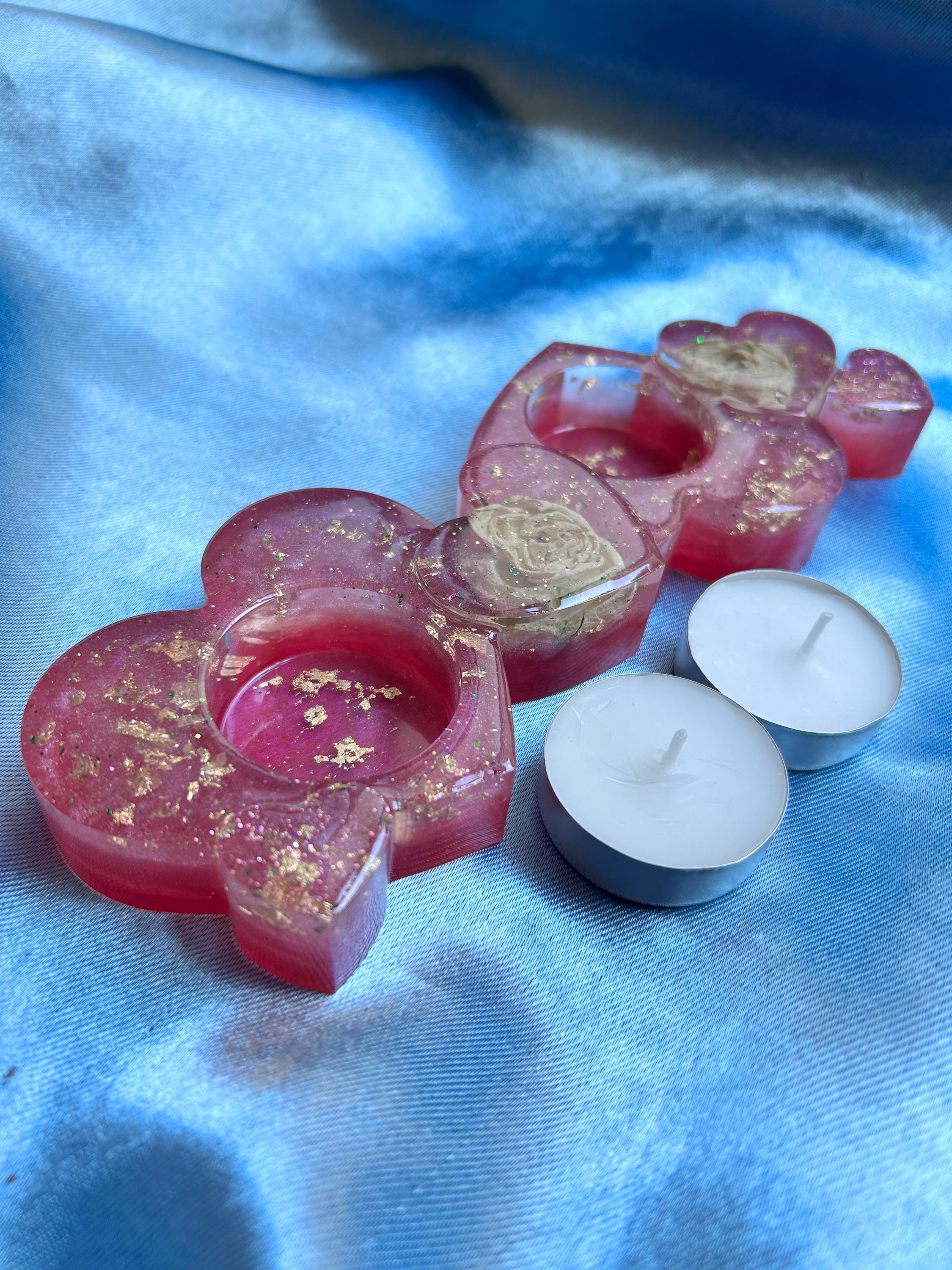 Bougeoir en résine avec roses blanches séchées - forme de cœur