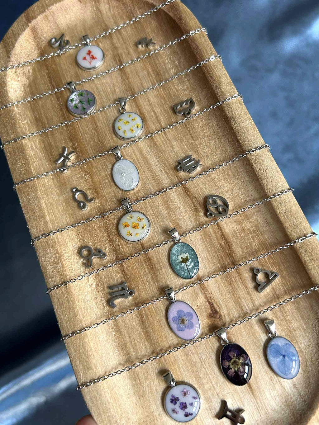 Collier personnalisé avec des fleurs aux couleurs du signe du zodiaque - fleurs séchées