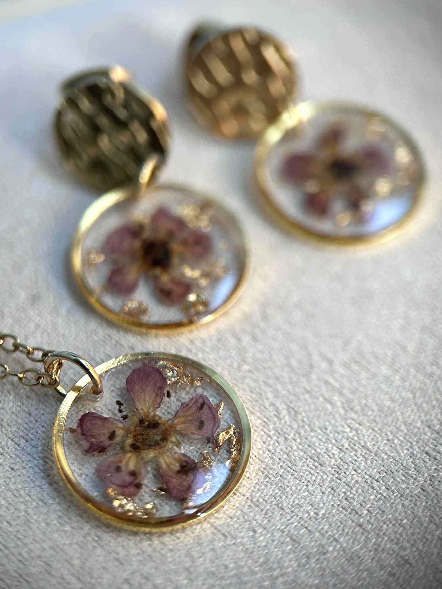 Parure de bijoux doré - fleurs naturelles séchées