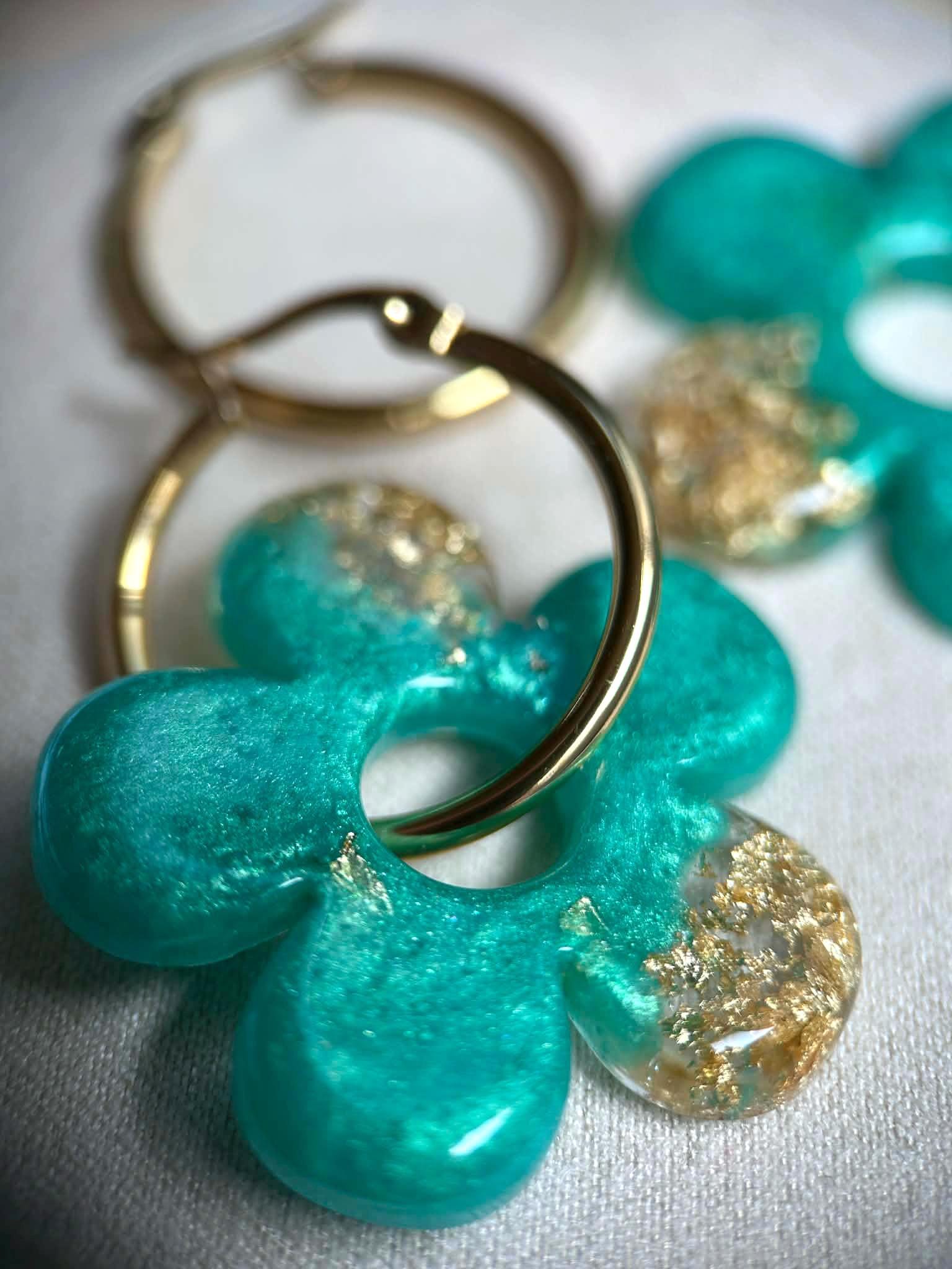 Boucles d'oreilles créoles et pampilles grandes fleurs