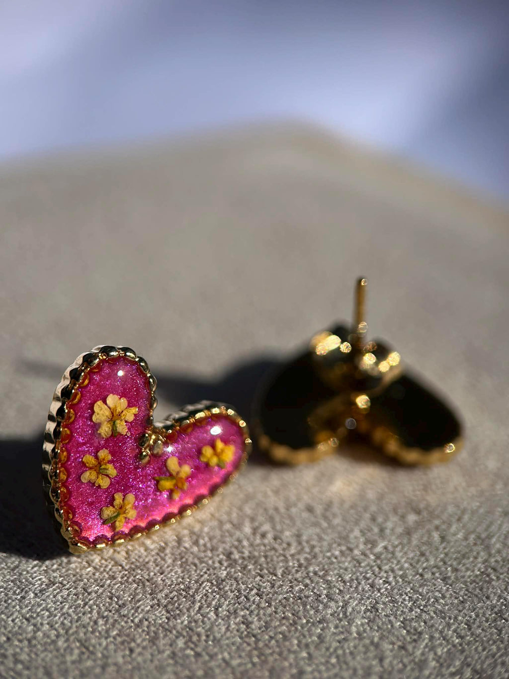 Clous d'oreilles cœur avec petites fleurs séchées - puces d'oreilles