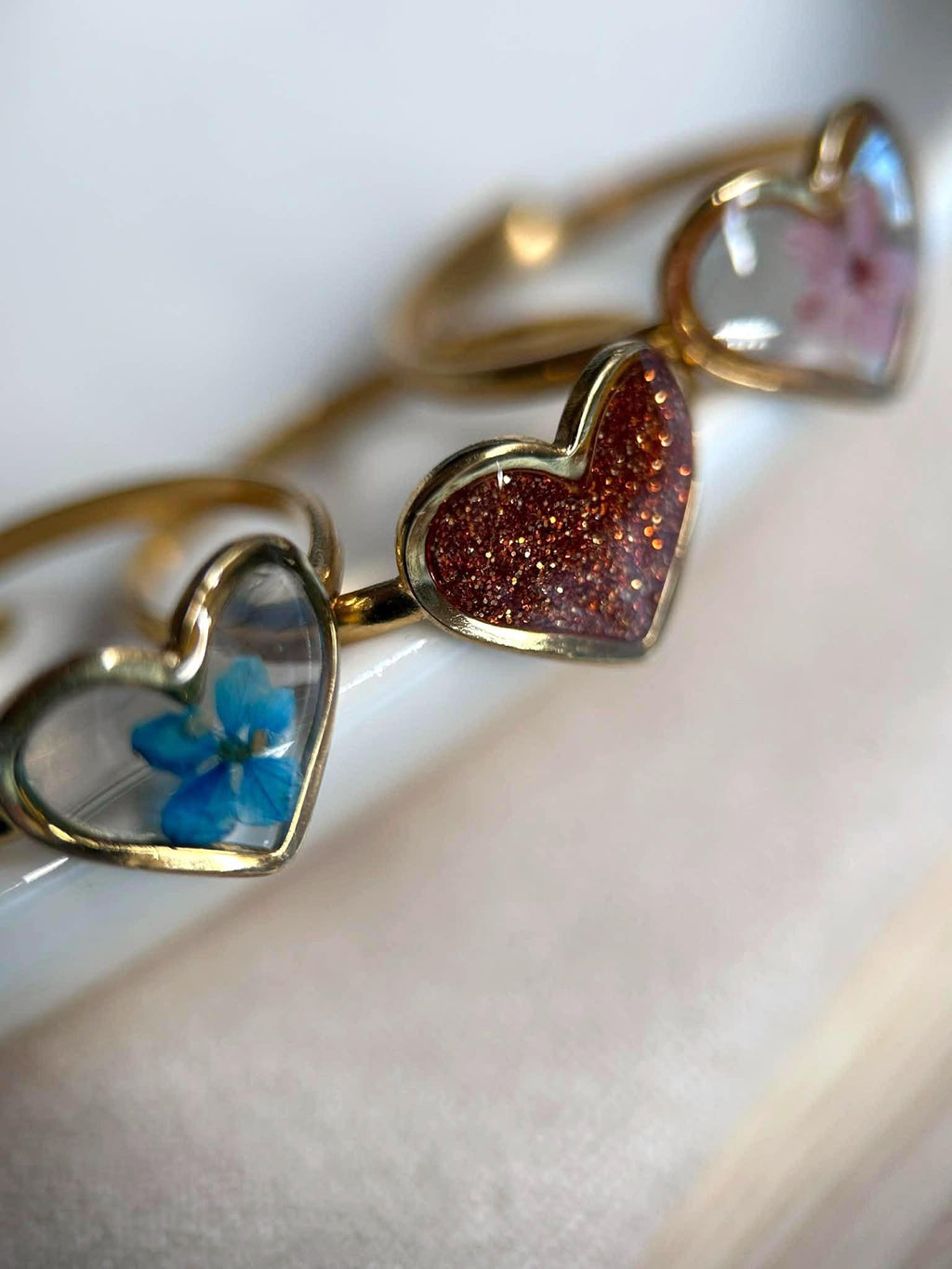 Bague ajustable en forme de cœur - fleurs séchées et paillettes
