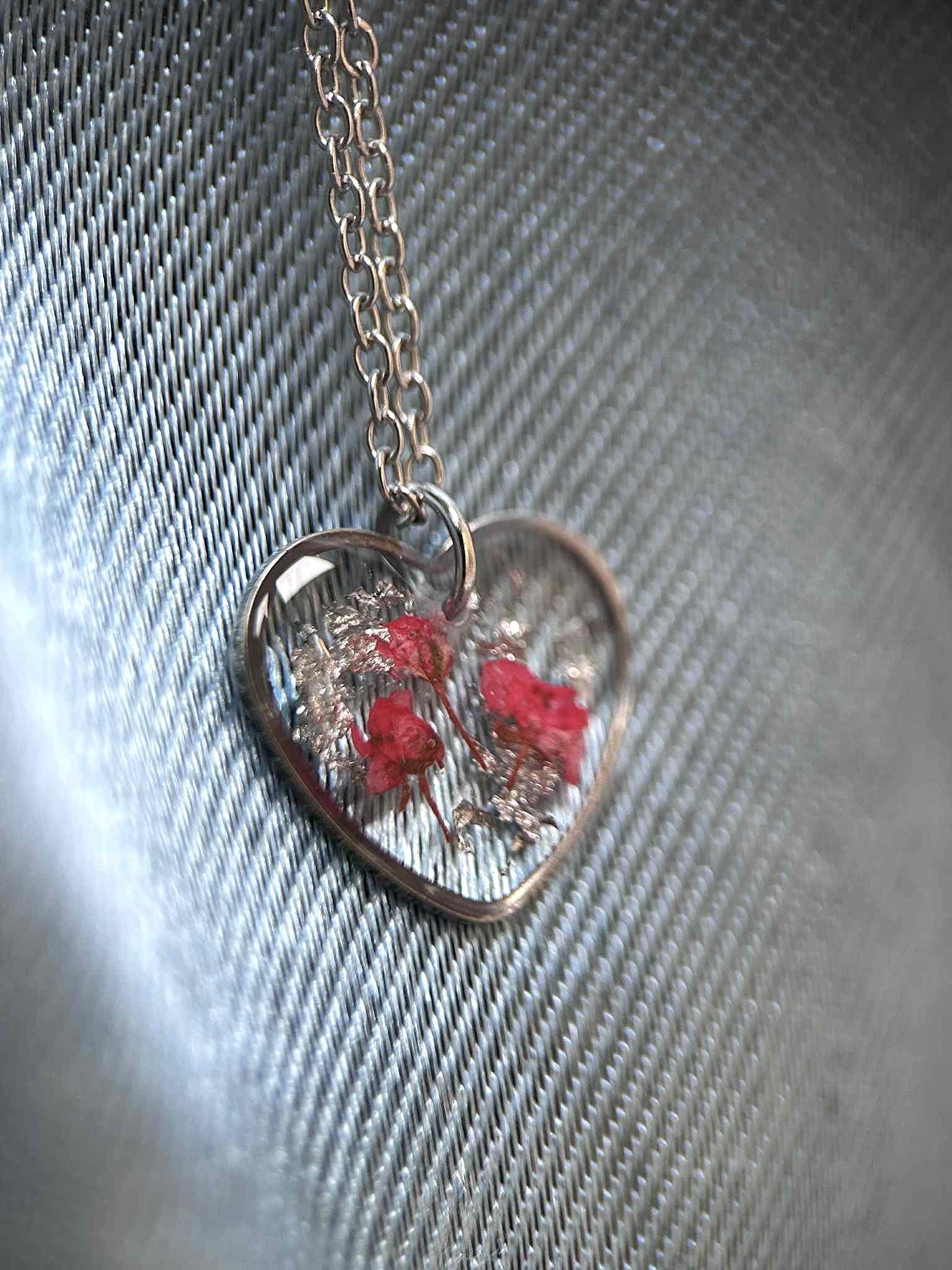 Parure de bijoux - coeurs avec fleurs séchées