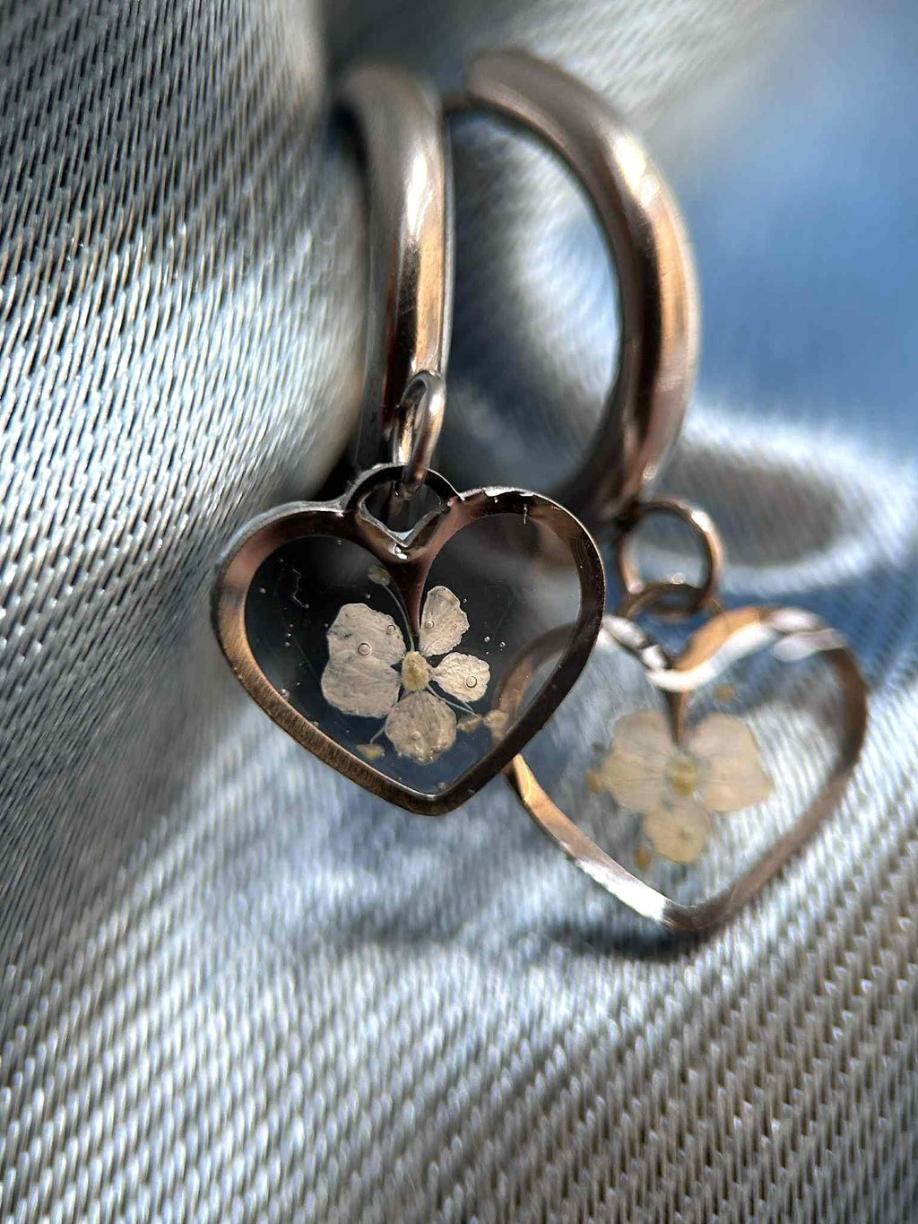Boucles d'oreilles pendantes cœur avec petites fleurs séchées