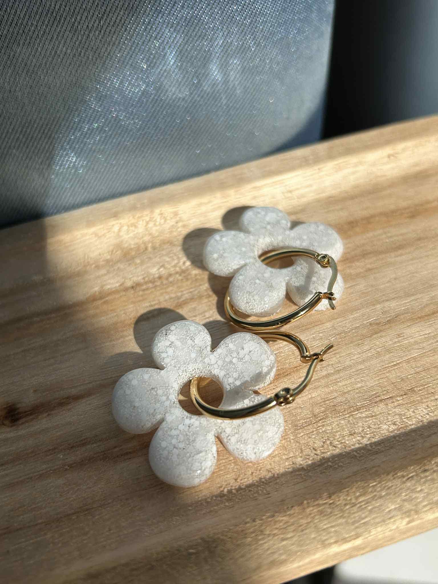 Boucles d'oreilles créoles doré en acier inoxydable avec pampilles fleurs