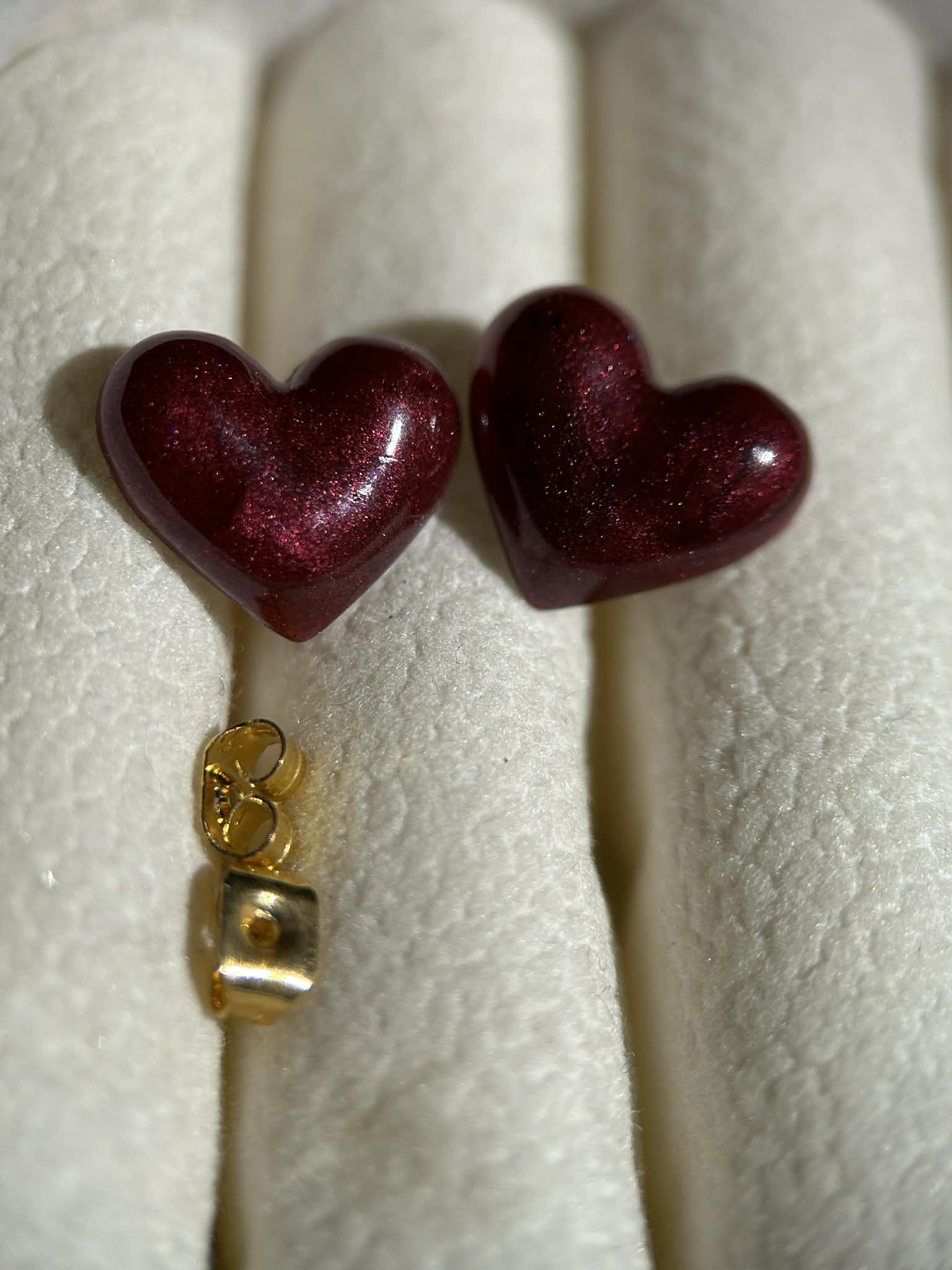 Clous d'oreilles en résine en forme de cœur