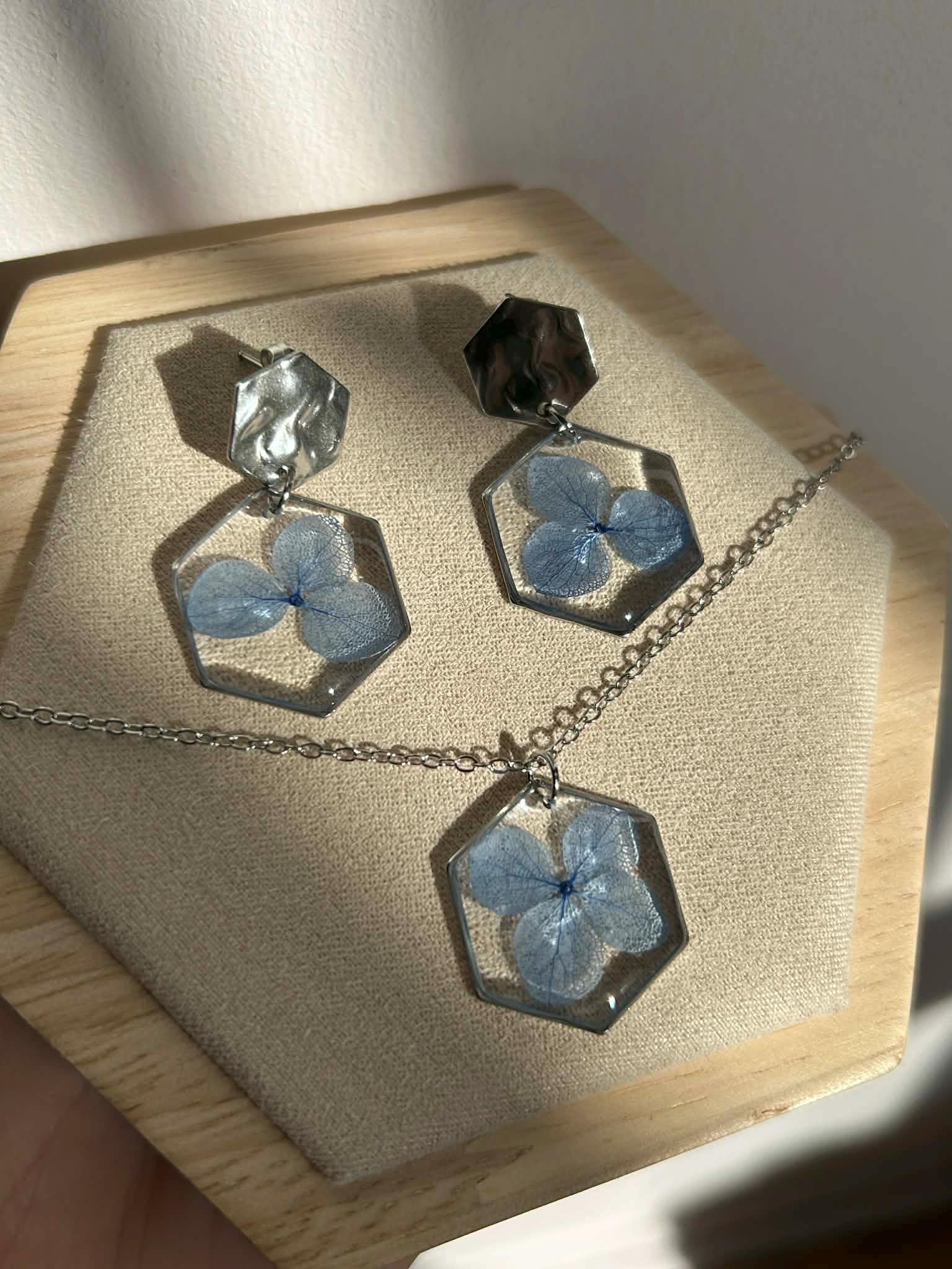 Silver-plated jewelry set with dried flowers
