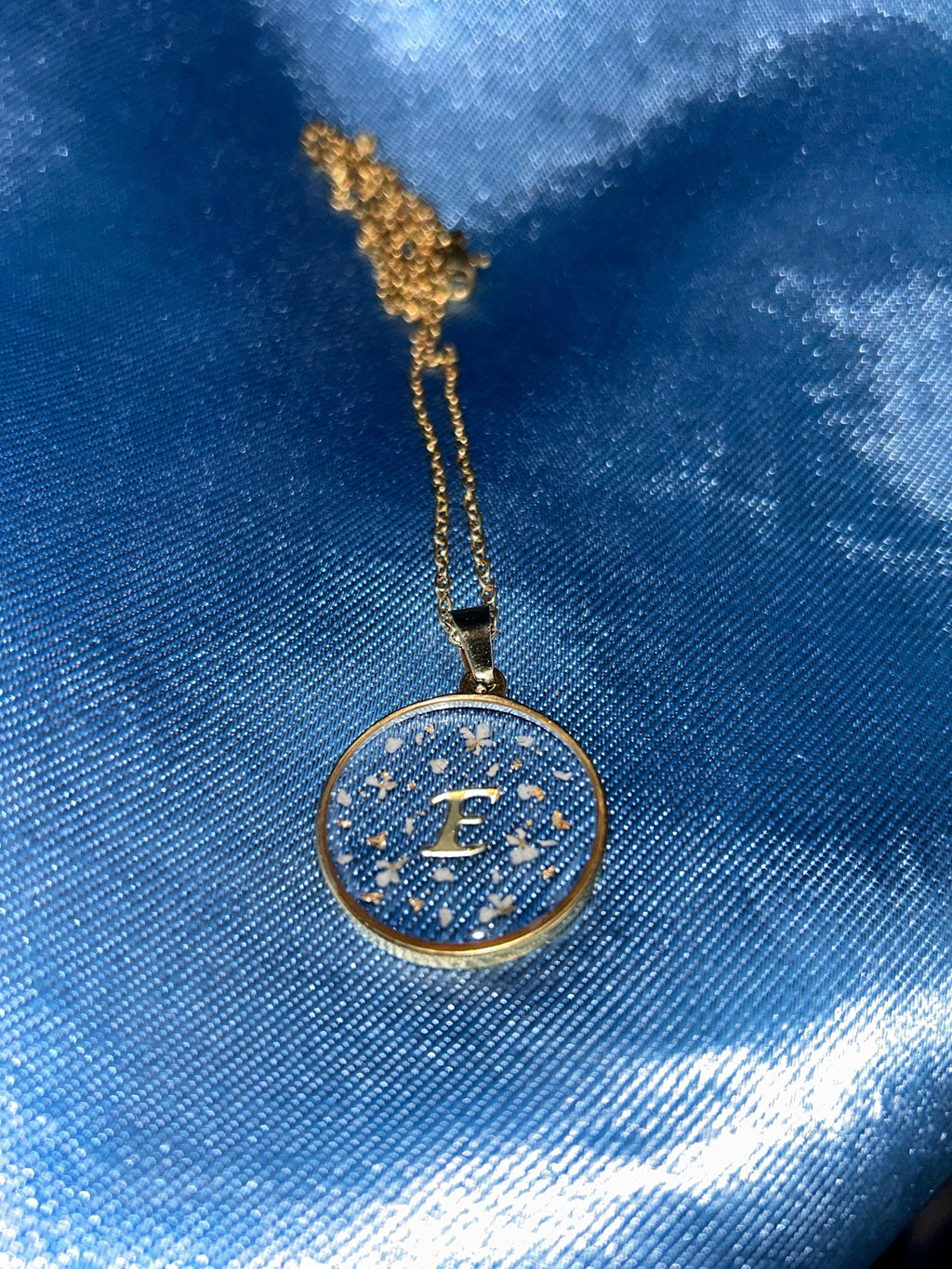 Collier avec pendentif en résine et fleurs séchées, personnalisé avec la lettre - collier personnalisé