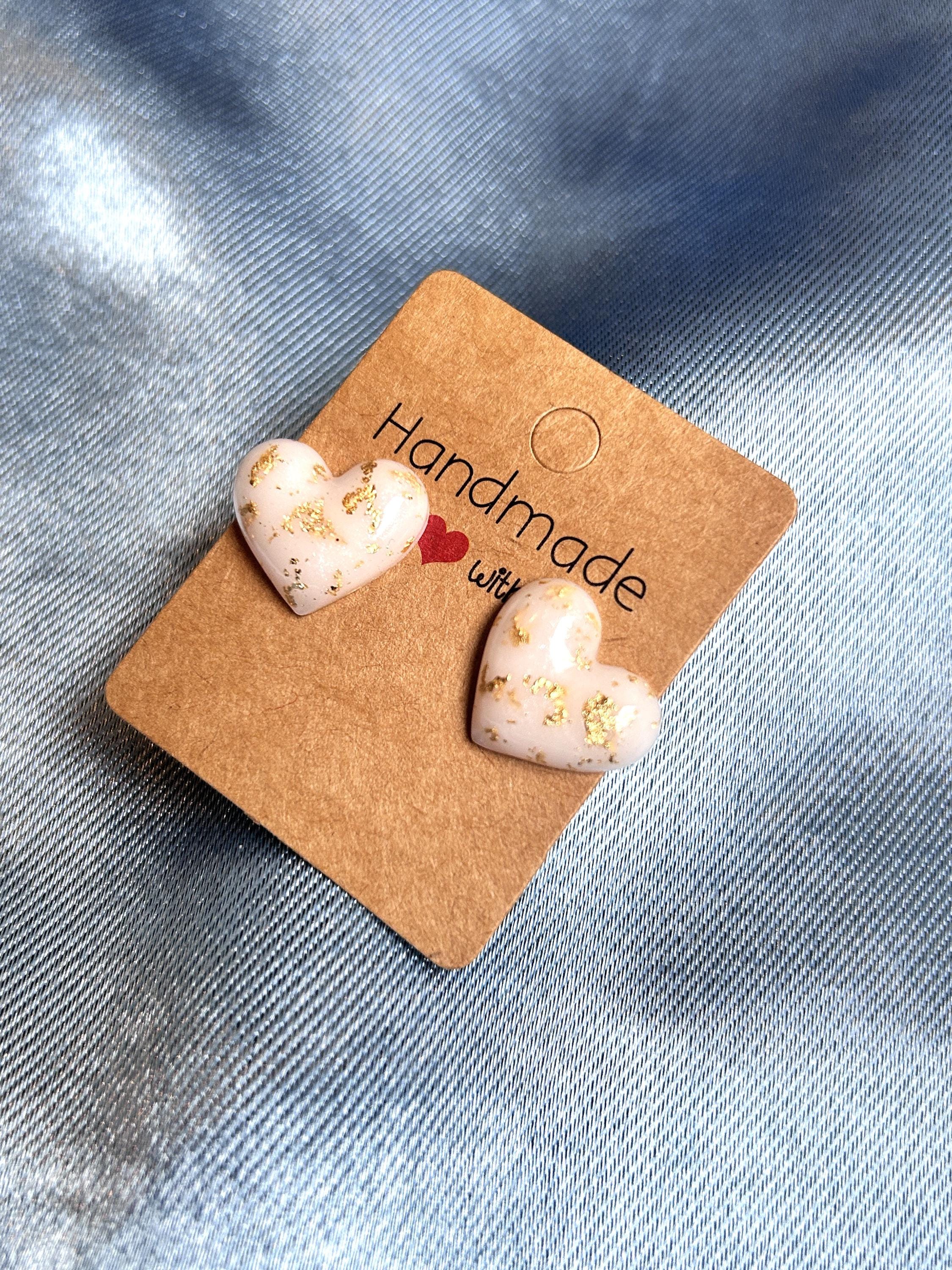 Boucles d'oreilles clous en résine - forme de cœur avec paillettes et fleurs séchées