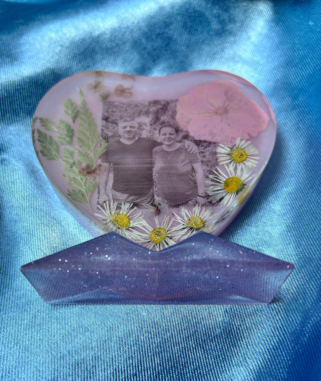 Coeur sur socle en résine - personnalisation avec photo et fleurs séchées