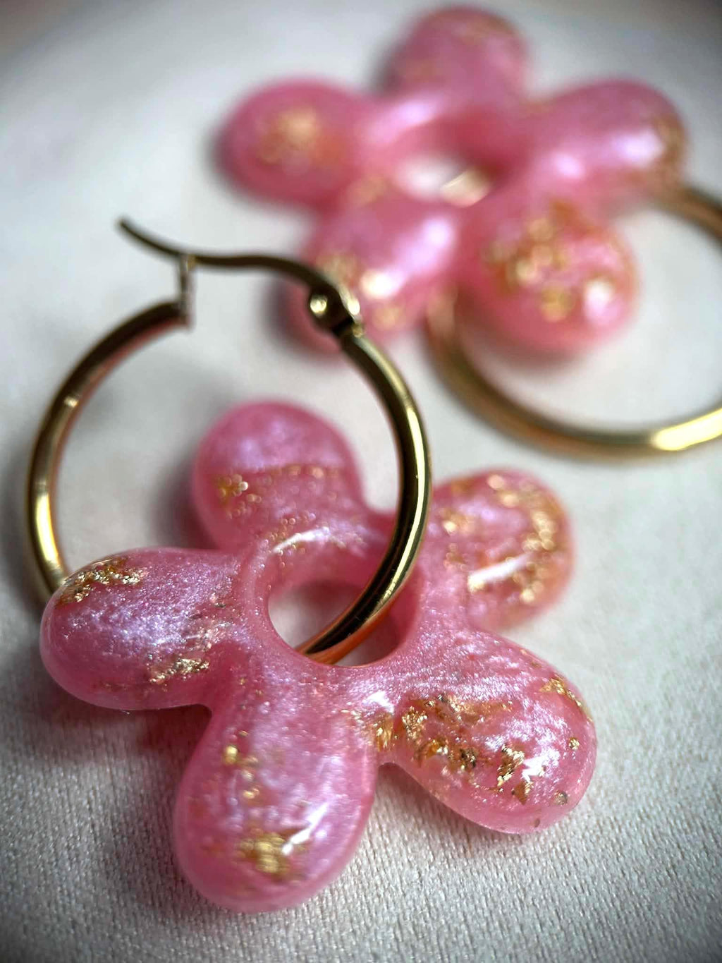 Boucles d'oreilles créoles et pampilles grandes fleurs
